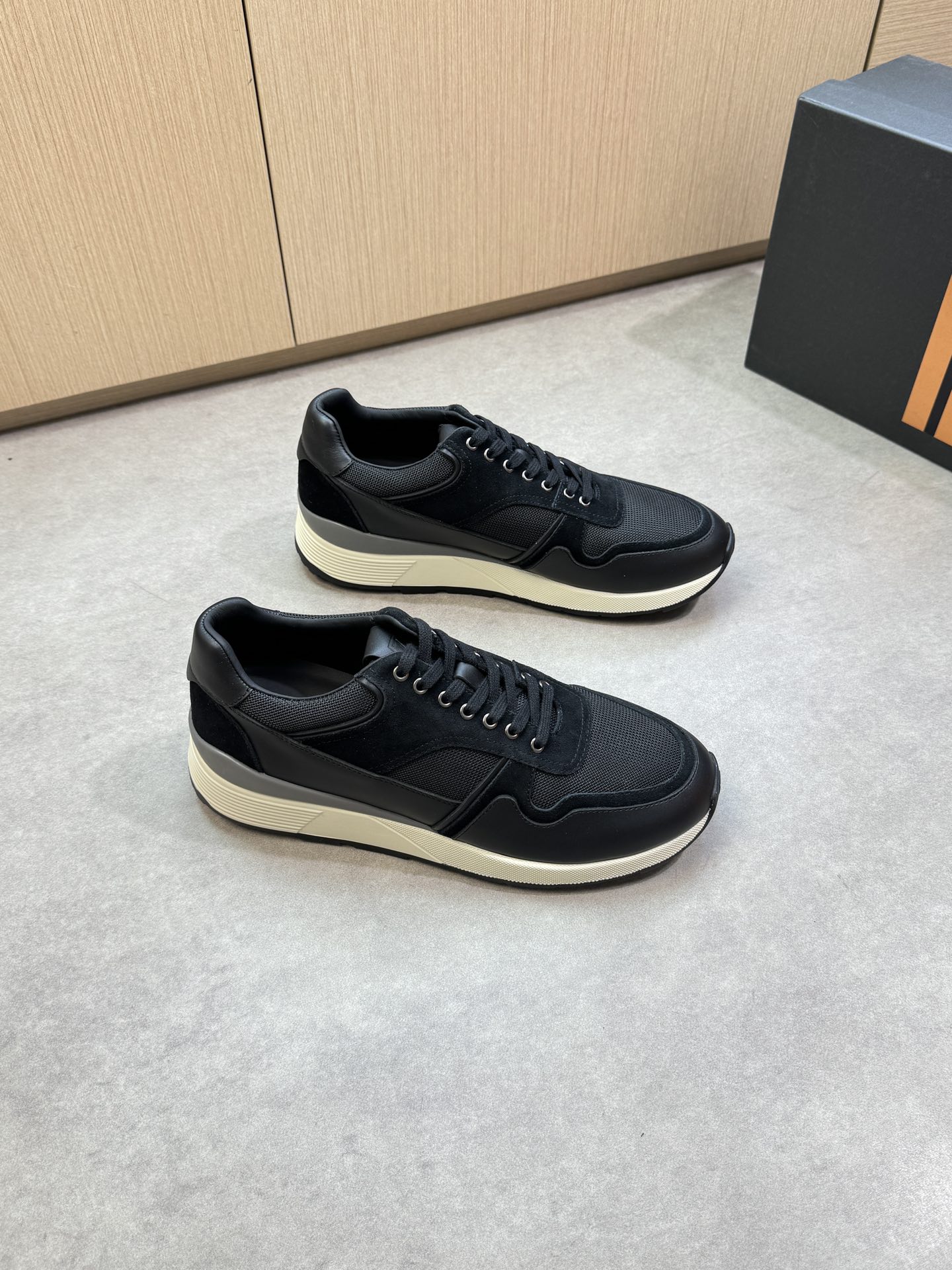 NO:349373,【Zegna】Jenia - High-end quality Original single casual sneakers - Upper Napa calfskin, reverse velvet calfskin, shoe tongue air compressor brand logo totem perfect splicing - Inner water dyed cowhide - Outsole ultra-light TPU foaming· Rubber two-color molded outsole - Ultra-high quality control· Fine workmanship highlighted (high-end, noble, grade) -Size: 39-44 (38, 45, 46, custom made)·0039,,zegna, sneakers, cowhide19860909【Zegna】杰尼亚 -高端品质 原单休闲运动鞋 -鞋面纳帕小牛皮、反绒小牛皮、鞋舌空压品牌logo图腾完美拼接 -内里水染牛皮 -大底超轻TPU发泡·橡胶双色成型大底 -超高品控·做工精细凸显(高端·贵气·档次) -Size: 39-44（38,45,46,可订做)·0039,,zegna,sneakers,cowhide,Men's shoes