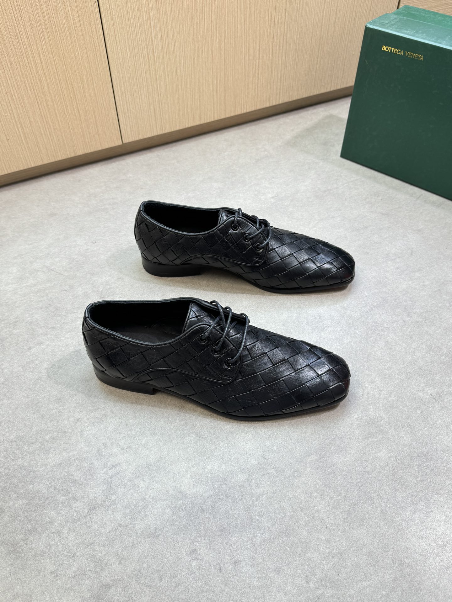 NO:349403,【BOTTEGA VENETA】Bottega - High-end quality Original single · formal leather shoes - pure hand-woven calfskin on the upper, shoe mouth car spiral craftsmanship - water dyed sheepskin on the inner lining - ultra-light TPR leather; combined molded leather outsole - ultra-high quality control · fine workmanship highlighted (high-end · noble · grade) -Size39-44 (38, 45, custom made),,bottega veneta,cowhide,sheepskin,Leather soles19860909【BOTTEGA VENETA】宝缇嘉 -高端品质 原单·正装皮鞋 -鞋面纯手工编织小牛皮、鞋口车滚边工艺 -内里水染羊皮 -大底超轻TPR·真皮；组合成型真皮大底 -超高品控·做工精细凸显(高端·贵气·档次) -Size39-44（38,45,可订做),,bottega veneta,cowhide,sheepskin,Leather soles,Men's shoes