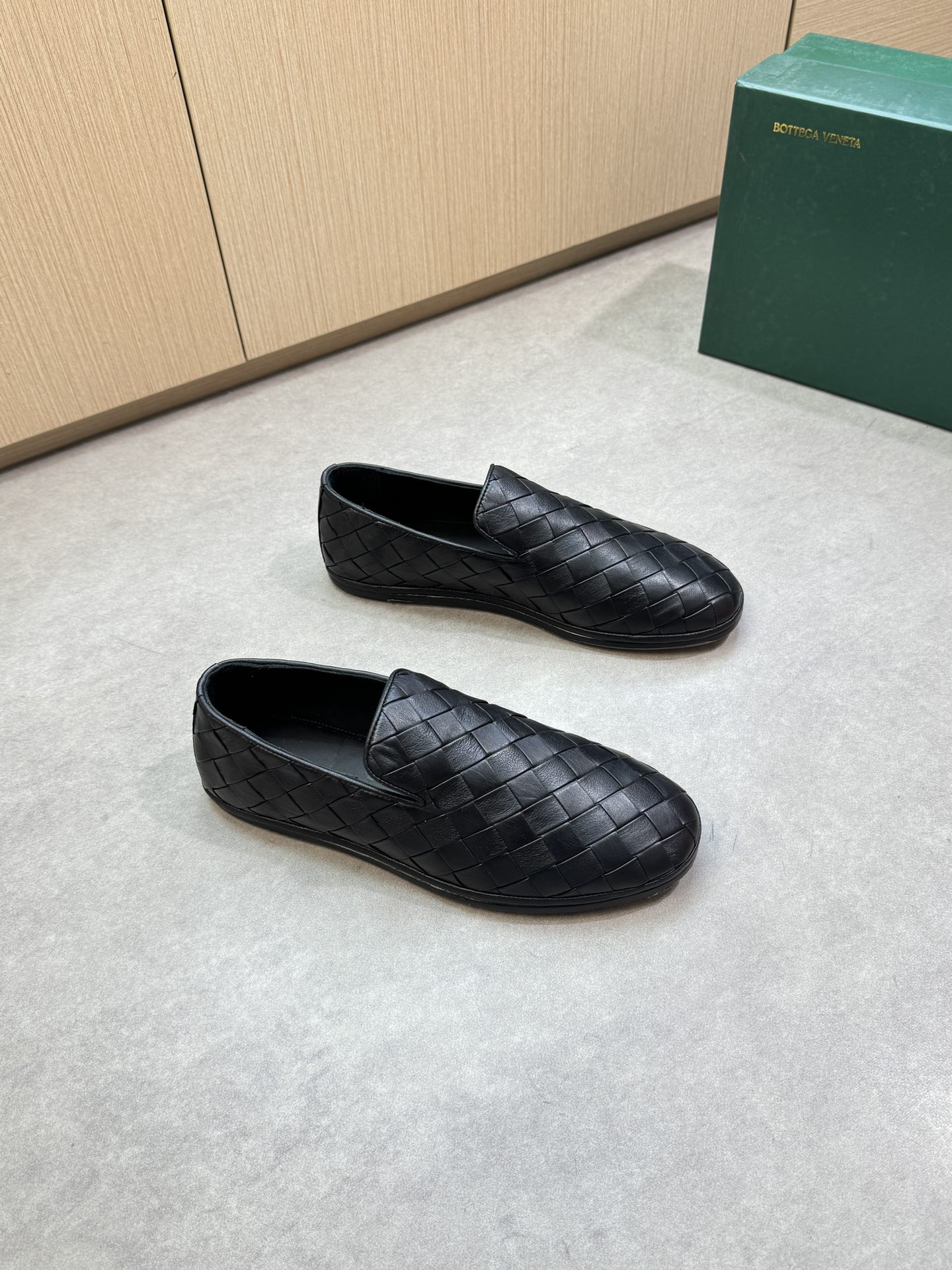 NO:349418,【BOTTEGA VENETA】Bottega - High-end quality Original single · formal leather shoes - pure hand-woven calfskin on the upper, shoe spiral craftsmanship, foot-bond stitching - inner water dyed sheepskin - outsole ultra-light TPR· genuine leather; combined molding leather outsole - ultra-high quality control· fine workmanship highlighted (high-end, noble, grade) - Size39-44 (38, 45, custom made),,bottega veneta,cowhide,sheepskin,Leather soles19860909【BOTTEGA VENETA】宝缇嘉 -高端品质 原单·正装皮鞋 -鞋面纯手工编织小牛皮、鞋口车滚边工艺、脚邦内合车缝线 -内里水染羊皮 -大底超轻TPR·真皮；组合成型真皮大底 -超高品控·做工精细凸显(高端·贵气·档次) -Size39-44（38,45,可订做),,bottega veneta,cowhide,sheepskin,Leather soles,Men's shoes