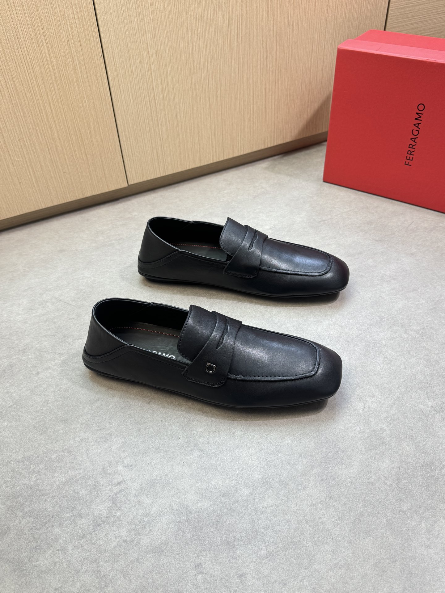 NO:349946,【 Ferragamo】 Ferragamo - High-end quality Original single pedal cover shoes - Upper reverse velvet calfskin, shoe Dan outer joint stitching, brand cross-length metal fastener decoration - Inner water dyed cowhide - Outsole ultralight leather·rubber; Combined molded leather outsole - Ultra high quality control·fine workmanship highlight (high-end, noble, grade) -Size 39-44 (38, 45, 46, custom made)·FR0143,, ferragamo, ferragamo, cowhide, Leather soles19860909【 Ferragamo】菲拉格慕 -高端品质 原单一脚蹬套包鞋 -鞋面反绒小牛皮、鞋丹外合车缝线、品牌横担金属扣件装饰 -内里水染牛皮 -大底超轻真皮·橡胶；组合成型真皮大底 -超高品控·做工精细凸显(高端·贵气·档次) -Size 39-44（38,45,46,可订做)·FR0143,,ferragamo,ferragamo,cowhide,Leather soles,Men's shoes