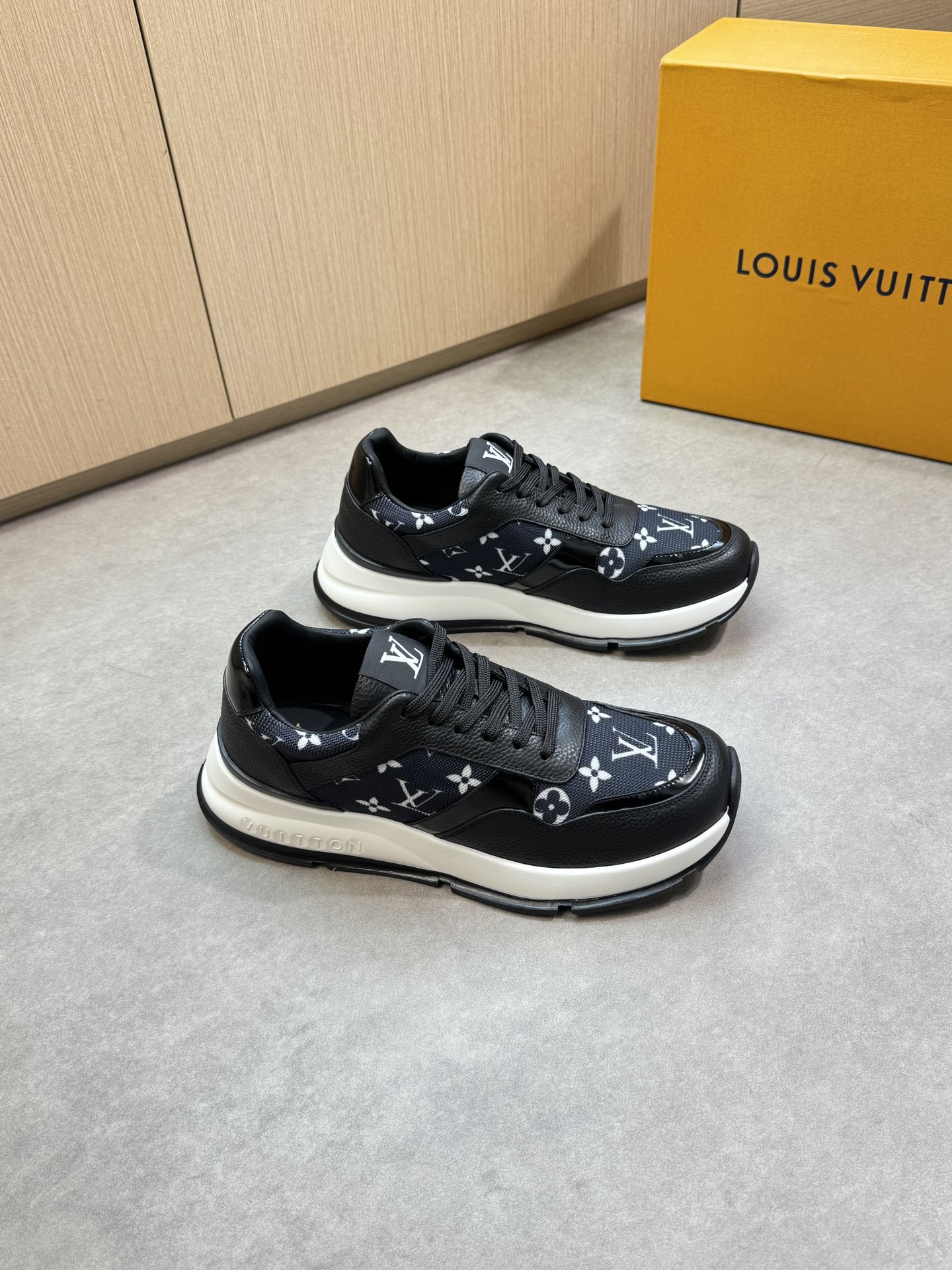 NO:349794,【Louis Vuitton】Louis Vuitton - High-end quality Original single casual sneakers - upper lying calfskin, brand totem high mercerized cloth, shoe tongue brand cloth - inner water dyed cowhide - outsole ultra-light TPU. rubber foam; two-color molded outsole - ultra-high quality control · fine workmanship highlighted (high-end · noble · grade) -Size 39-44 (38, 45, custom made)·L0118,,louis vuitton,louis vuitton,sneakers,cowhide19860909【Louis Vuitton】路易威登 -高端品质 原单休闲运动鞋 -鞋面荔纹小牛皮、品牌图腾高丝光布匹、鞋舌品牌布标 -内里水染牛皮 -大底超轻TPU.橡胶发泡; 双色成型大底 -超高品控·做工精细凸显(高端·贵气·档次) -Size 39-44（38,45,可订做)·L0118,,louis vuitton,louis vuitton,sneakers,cowhide,Men's shoes