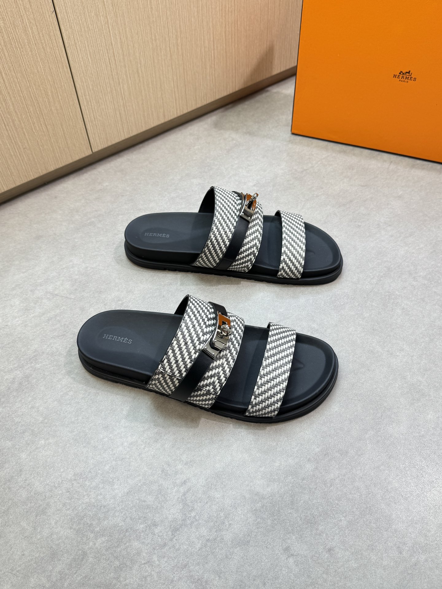 NO:349808,【HERMES】HERMES - High-end quality·Original casual sandals - Upper braided calfskin, brand metal fastener - Inner water dyed cowhide - Outsole ultra-light TPR rubber· genuine leather TPU water table; Combined molding outsole - Ultra-high quality control·fine workmanship highlighted (high-end, noble, grade) -Size 39-44 (38, 45, 46, customized)·H0199,, hermes, hermes, slippers, cowhide19860909【 HERMES】爱马仕 -高端品质·原单休闲凉拖鞋 -鞋面编织纹小牛皮、品牌金属扣件 -内里水染牛皮 -大底超轻TPR橡胶·包真皮TPU水台；组合成型大底 -超高品控·做工精细凸显(高端·贵气·档次) -Size 39-44（38,45,46,订做)·H0199,,hermes,hermes,slippers,cowhide,Men's shoes