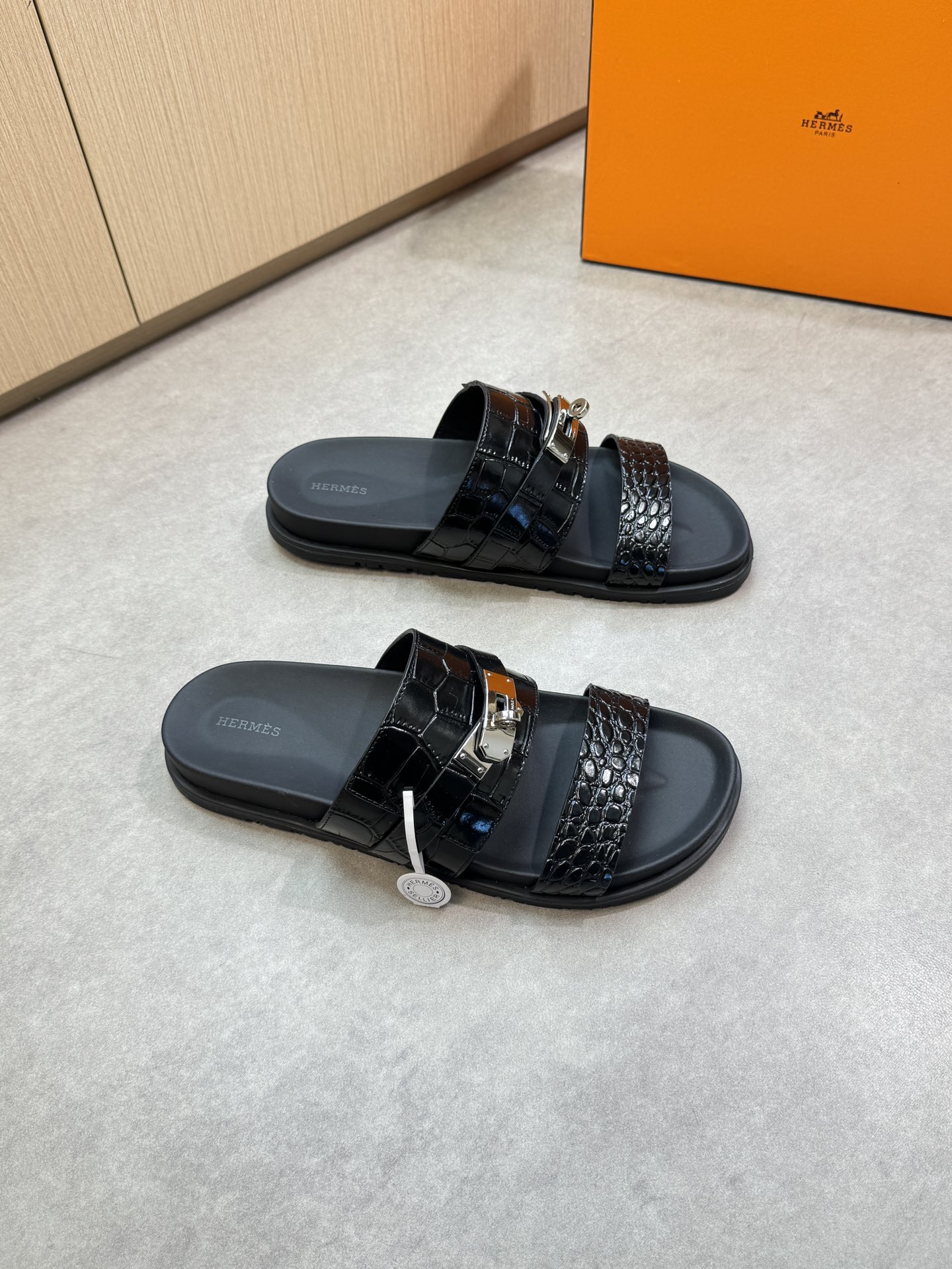 NO:349828,【HERMES】HERMES - High-end quality·Original casual sandals - Upper stone pattern calfskin, brand metal fastener - Inner water dyed cowhide - Outsole ultra-light TPR rubber· genuine leather TPU water table; Combined molding outsole - Ultra-high quality control·fine workmanship highlighted (high-end, noble, grade) -Size 39-44 (38, 45, 46, customized)·H0199,, hermes, hermes, slippers, cowhide19860909【 HERMES】爱马仕 -高端品质·原单休闲凉拖鞋 -鞋面石头纹小牛皮、品牌金属扣件 -内里水染牛皮 -大底超轻TPR橡胶·包真皮TPU水台；组合成型大底 -超高品控·做工精细凸显(高端·贵气·档次) -Size 39-44（38,45,46,订做)·H0199,,hermes,hermes,slippers,cowhide,Men's shoes