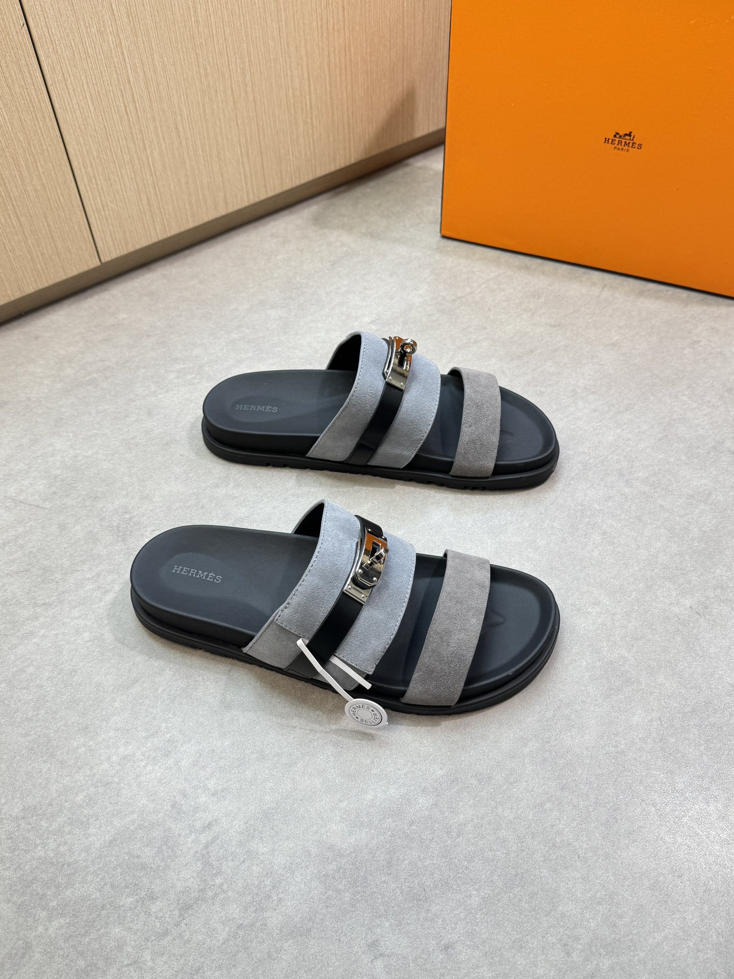 NO:349855,【HERMES】HERMES - High-end quality·Original casual sandals -Upper reverse velvet calfskin, brand metal fastener - Inner water dyed cowhide - Outsole ultra-light TPR rubber·Skin leather TPU water table; Combined molding outsole - Ultra-high quality control·fine workmanship highlighted (high-end, noble, grade) -Size 39-44 (38, 45, 46, customized)·H0199,,hermes,hermes,slippers,cowhide19860909【 HERMES】爱马仕 -高端品质·原单休闲凉拖鞋 -鞋面反绒小牛皮、品牌金属扣件 -内里水染牛皮 -大底超轻TPR橡胶·包真皮TPU水台；组合成型大底 -超高品控·做工精细凸显(高端·贵气·档次) -Size 39-44（38,45,46,订做)·H0199,,hermes,hermes,slippers,cowhide,Men's shoes