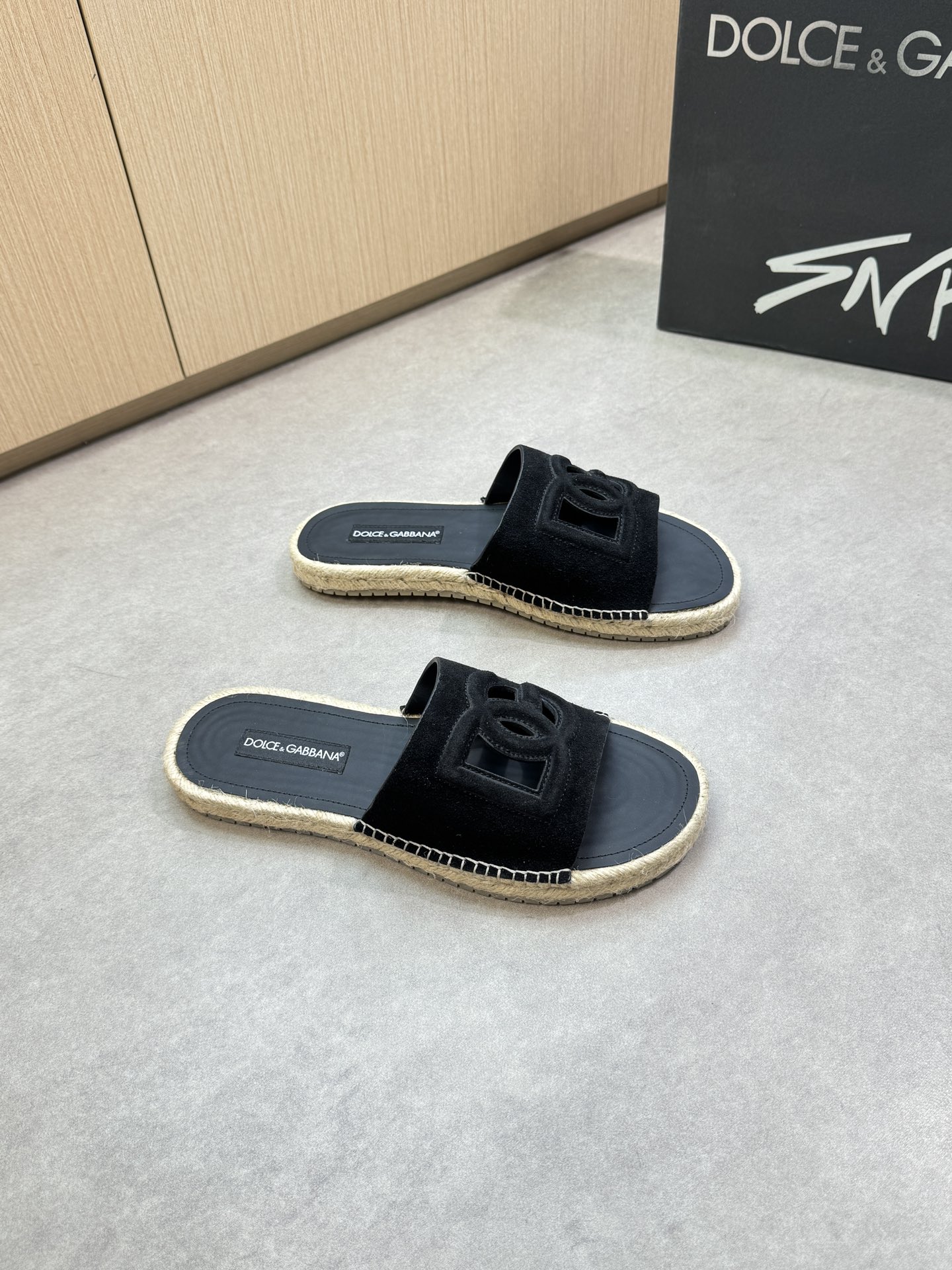 NO:349885,【DOLCE & GABBANA】Dolce & Gabbana - High-end quality · Original casual sandals - Upper reverse fleece calfskin, forged brand totem - Inner water dyed cowhide - Outsole TPR rubber braided hand rope craft· genuine leather; Combined molding outsole - Ultra-high quality control · Fine workmanship highlighted (high-end · noble · grade) -Size 39-44 (38, 45, 46, customized)·H0199,, Dolce & Gabbana, Dolce & Gabbana, slippers, cowhide19860909【DOLCE & GABBANA】杜嘉班纳 -高端品质·原单休闲凉拖鞋 -鞋面反绒小牛皮、锻造品牌图腾 -内里水染牛皮 -大底TPR橡胶编织手绳工艺·贴真皮；组合成型大底 -超高品控·做工精细凸显(高端·贵气·档次) -Size 39-44（38,45,46,订做)·H0199,,Dolce&Gabbana,Dolce&Gabbana,slippers,cowhide,Men's shoes