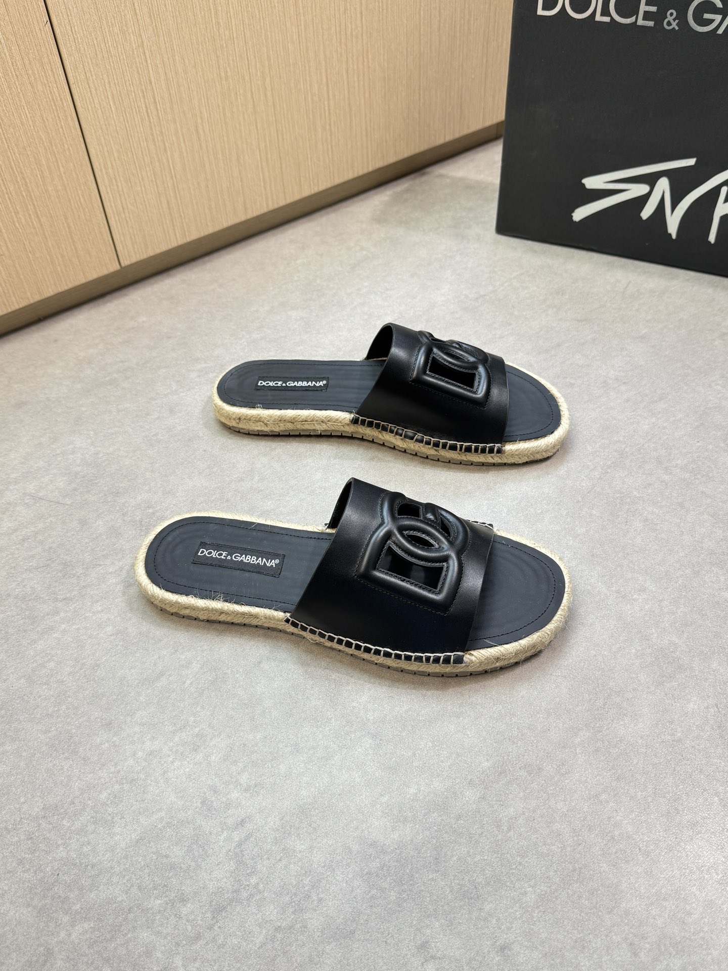 NO:349901,【DOLCE & GABBANA】Dougabana - High-end quality·Original casual sandals -Upper Napa calfskin, forged brand totem -Inner water dyed cowhide -Top sole TPR rubber braided hand rope craft·Sticking genuine leather; Combination molding outsole -Ultra-high quality control·Fine workmanship highlighted (high-end, noble, grade) -Size 39-44 (38,45,46, customized)·H0199,,Dolce&Gabbana,Dolce&Gabbana,slippers,cowhide19860909【DOLCE & GABBANA】杜嘉班纳 -高端品质·原单休闲凉拖鞋 -鞋面纳帕小牛皮、锻造品牌图腾 -内里水染牛皮 -大底TPR橡胶编织手绳工艺·贴真皮；组合成型大底 -超高品控·做工精细凸显(高端·贵气·档次) -Size 39-44（38,45,46,订做)·H0199,,Dolce&Gabbana,Dolce&Gabbana,slippers,cowhide,Men's shoes