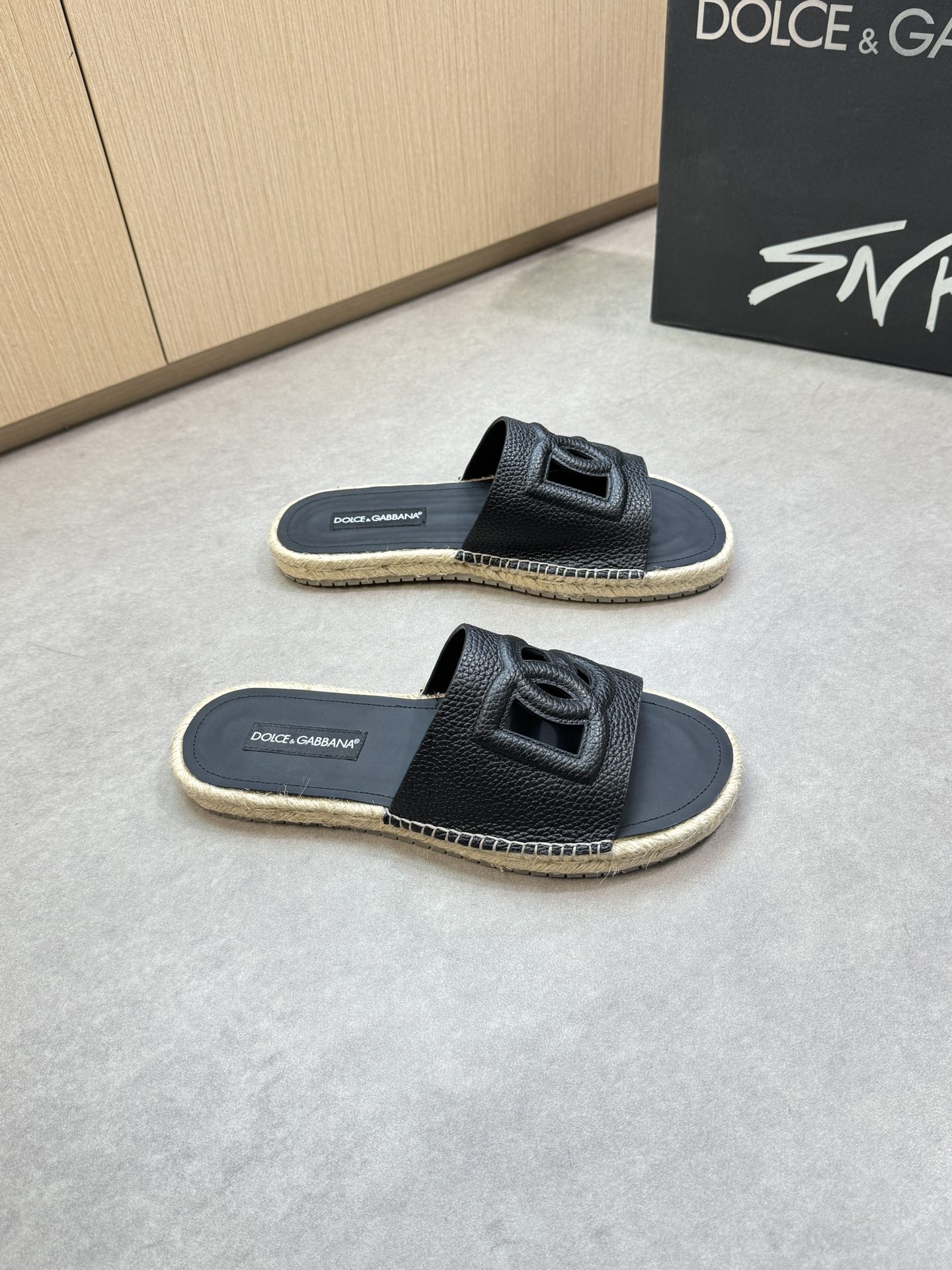 NO:349932,【DOLCE & GABBANA】Dougabana - High-end quality·Original casual sandals - Upper lying pattern calfskin, forged brand totem - Inner water dyed cowhide - Outsole TPR rubber braided hand rope craft· genuine leather; Combined molding outsole - Ultra-high quality control·fine workmanship highlighted (high-end, noble, grade) -Size 39-44 (38, 45, 46, customized)·H0199,, Dolce&Gabbana, Dolce&Gabbana, slippers, cowhide19860909【DOLCE & GABBANA】杜嘉班纳 -高端品质·原单休闲凉拖鞋 -鞋面荔纹小牛皮、锻造品牌图腾 -内里水染牛皮 -大底TPR橡胶编织手绳工艺·贴真皮；组合成型大底 -超高品控·做工精细凸显(高端·贵气·档次) -Size 39-44（38,45,46,订做)·H0199,,Dolce&Gabbana,Dolce&Gabbana,slippers,cowhide,Men's shoes