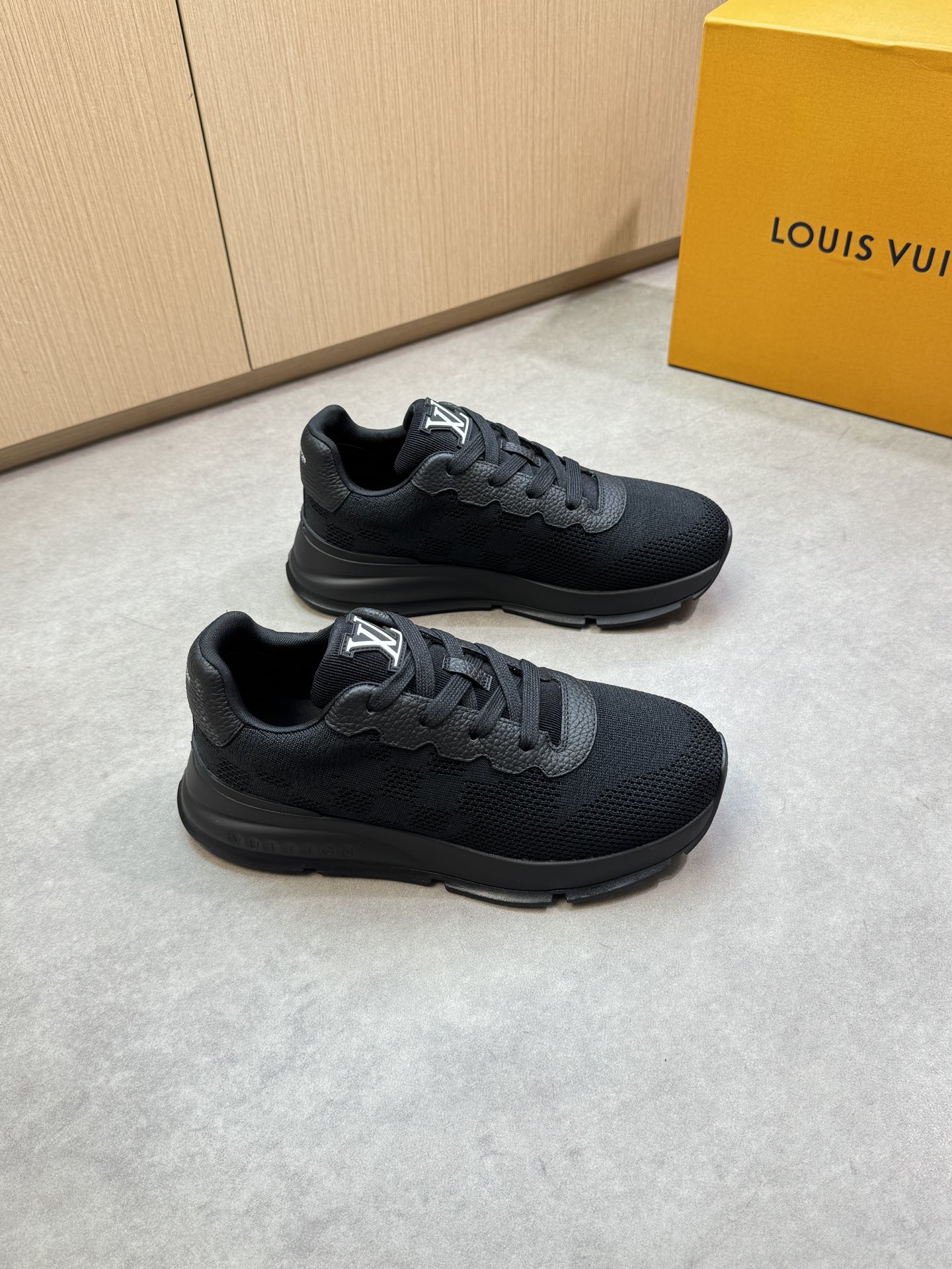 NO:351097,【Louis Vuitton】Louis Vuitton - High-end quality Original single casual sneakers - Upper lychew calfskin, brand totem high-flying knitted (knitted) cloth, tongue brand plastic logo, heel silk screen high Zhoubo brand logo - Neil brand canvas - Outsole ultra-light TPU. Rubber foam; molded outsole - Ultra-high quality control · fine workmanship highlight (high-end · noble · grade) - Size 39-44 (38, 45, custom made)·L2376,,louis vuitton,louis vuitton,sneakers,cowhide19860909【Louis Vuitton】路易威登 -高端品质 原单休闲运动鞋 -鞋面荔纹小牛皮、品牌图腾高飞织(针织)布匹、鞋舌品牌塑胶logo、后跟丝印高周波品牌logo -内里品牌帆布 -大底超轻TPU.橡胶发泡; 成型大底 -超高品控·做工精细凸显(高端·贵气·档次) -Size 39-44（38,45,可订做)·L2376,,louis vuitton,louis vuitton,sneakers,cowhide,Men's shoes