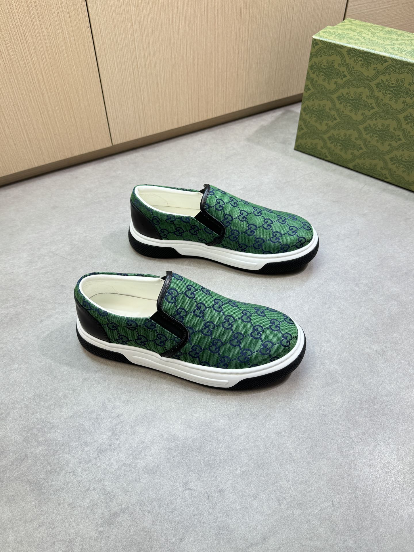 NO:351115,【Gucci】Gucci - High-end quality Original single casual sneakers One-foot-upper Napa calfskin, brand totem high mercerized cloth - Inner water dyed cowhide - Outsole ultra-light TPU·rubber; Two-color molded sole - Ultra-high quality control·fine workmanship highlighted (high-end, noble, grade) -Size 38-44 (45 can be customized),,gucci,gucci,sneakers,cowhide19860909【Gucci】古驰 -高端品质 原单休闲运动鞋一脚蹬套脚 -鞋面纳帕小牛皮、品牌图腾高丝光布匹 -内里水染牛皮 -大底超轻TPU·橡胶；双色成型大底 -超高品控·做工精细凸显(高端·贵气·档次) -Size 38-44（45可订做),,gucci,gucci,sneakers,cowhide,Men's shoes