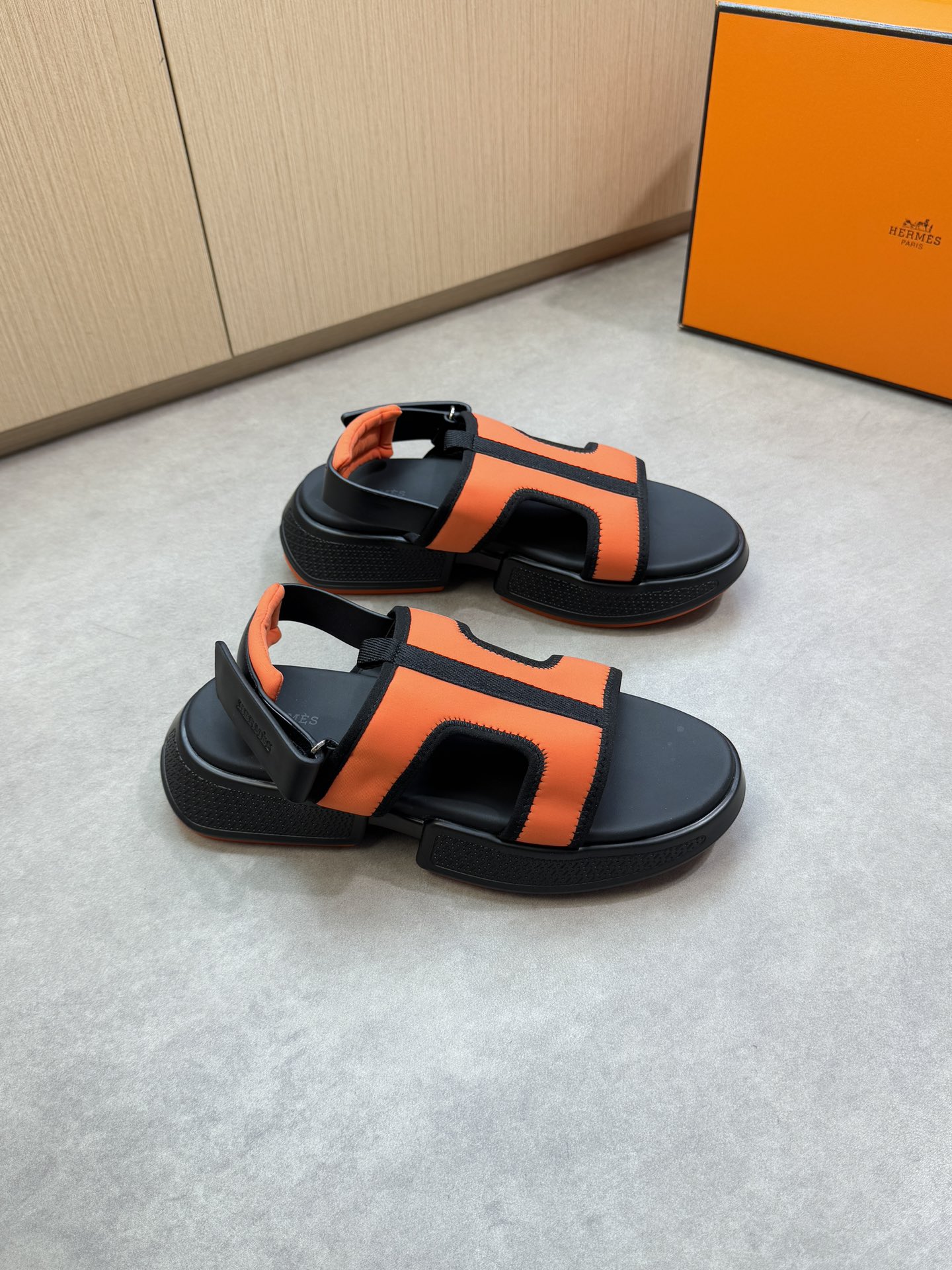 NO:351131,【HERMES】HERMES - High-end quality·original single-casual sandals - Upper Napa calfskin, brand totem canvas. Car edge wrapping process - Inner water dyed cowhide - Outsole ultra-light TPU foam. Rubber· genuine leather TPU water table; Combination molding outsole - Ultra-high quality control·fine workmanship highlighting (high-end·noble·grade) -Size 39-44 (38, 45, 46, customized)·H0199,,hermes,hermes,slippers,cowhide19860909【 HERMES】爱马仕 -高端品质·原单-休闲凉拖鞋 -鞋面纳帕小牛皮、品牌图腾帆布.车包边工艺 -内里水染牛皮 -大底超轻TPU发泡.橡胶·包真皮TPU水台；组合成型大底 -超高品控·做工精细凸显(高端·贵气·档次) -Size 39-44（38,45,46,订做)·H0199,,hermes,hermes,slippers,cowhide,Men's shoes