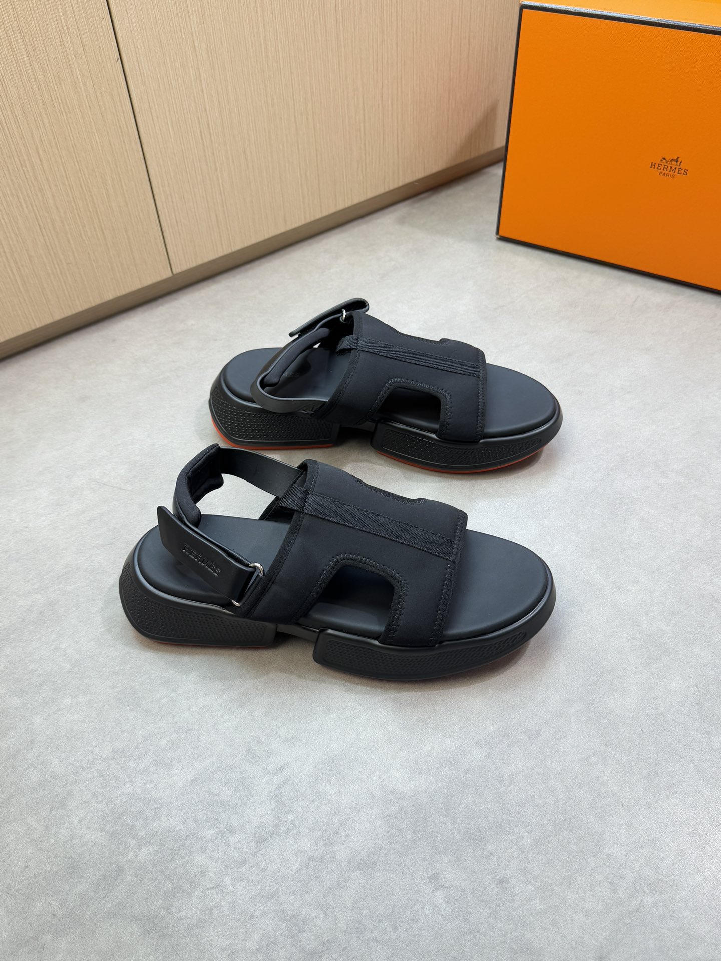 NO:351147,【HERMES】HERMES - High-end quality·original single-casual sandals - Upper Napa calfskin, brand elastic cloth. Car edge wrapping process - Inner water dyed cowhide - Outsole ultra-light TPU foam. Rubber· genuine leather TPU water table; Combined molding outsole - Ultra-high quality control·fine workmanship highlighting (high-end·noble·grade) -Size 39-44 (38, 45, 46, customized)·H0199,, hermes, hermes, slippers, cowhide19860909【 HERMES】爱马仕 -高端品质·原单-休闲凉拖鞋 -鞋面纳帕小牛皮、品牌弹力布匹.车包边工艺 -内里水染牛皮 -大底超轻TPU发泡.橡胶·包真皮TPU水台；组合成型大底 -超高品控·做工精细凸显(高端·贵气·档次) -Size 39-44（38,45,46,订做)·H0199,,hermes,hermes,slippers,cowhide,Men's shoes