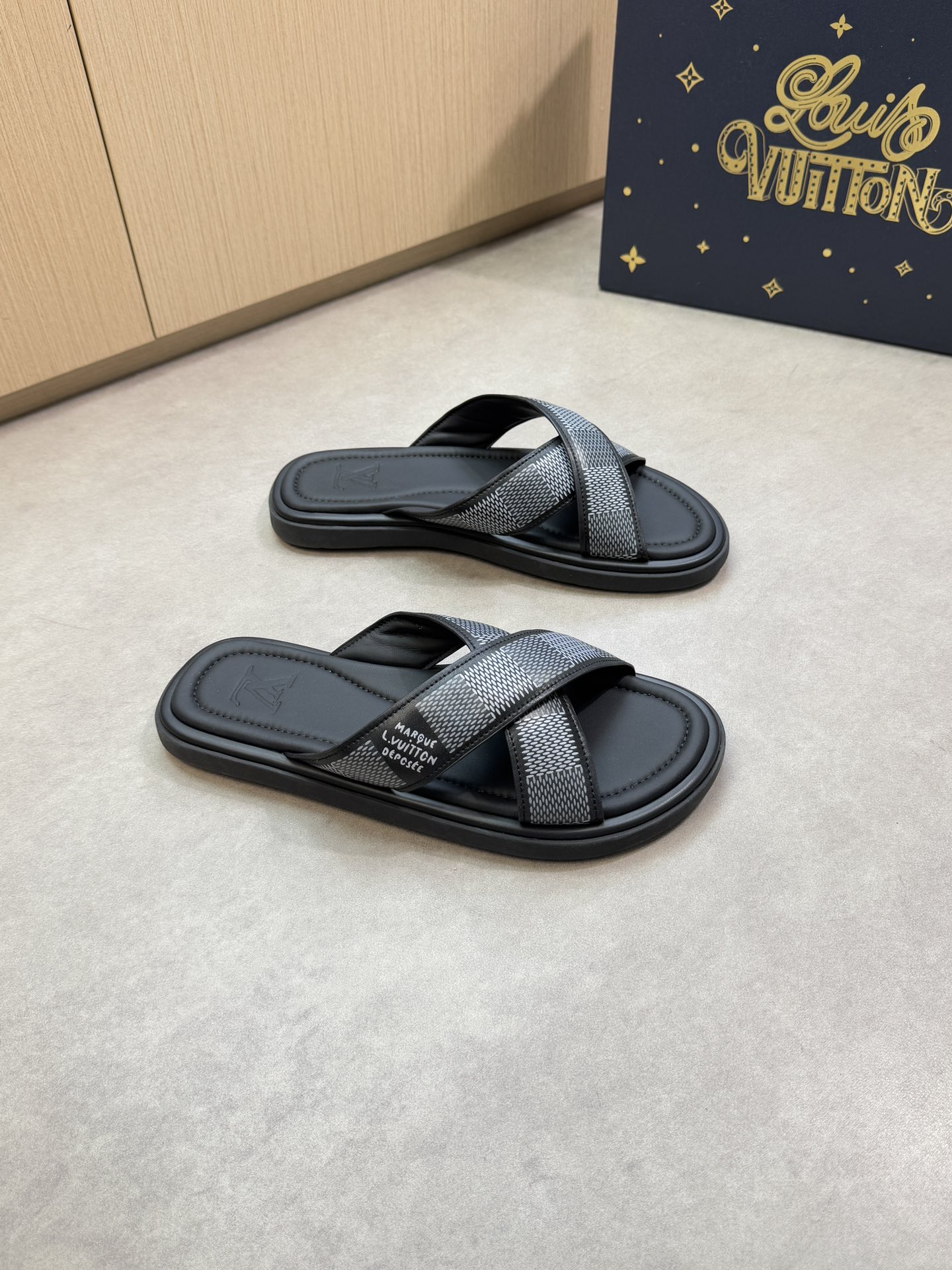 NO:352100,【Louis Vuitton】Louis Vuitton - High-end quality Original single casual sandals - Imported Napa calfskin on the upper. Color printing brand totem - Inner water dyed cowhide - Outsole ultra-light TPU foaming water table bag genuine leather rubber; Combined molding outsole - Ultra-high quality control, fine workmanship highlighted (high-end, noble, grade) -Size 39-44 (38.45, 46, custom made)·0199,,louis vuitton,louis vuitton,slippers,cowhide19860909【Louis Vuitton】路易威登 -高端品质 原单·休闲凉拖鞋 -鞋面进口纳帕小牛皮.彩印品牌图腾 -内里水染牛皮 -大底超轻TPU发泡水台包真皮·橡胶；组合成型大底 -超高品控·做工精细凸显(高端·贵气·档次) -Size 39-44（38.45, 46,可订做)·0199,,louis vuitton,louis vuitton,slippers,cowhide,Men's shoes