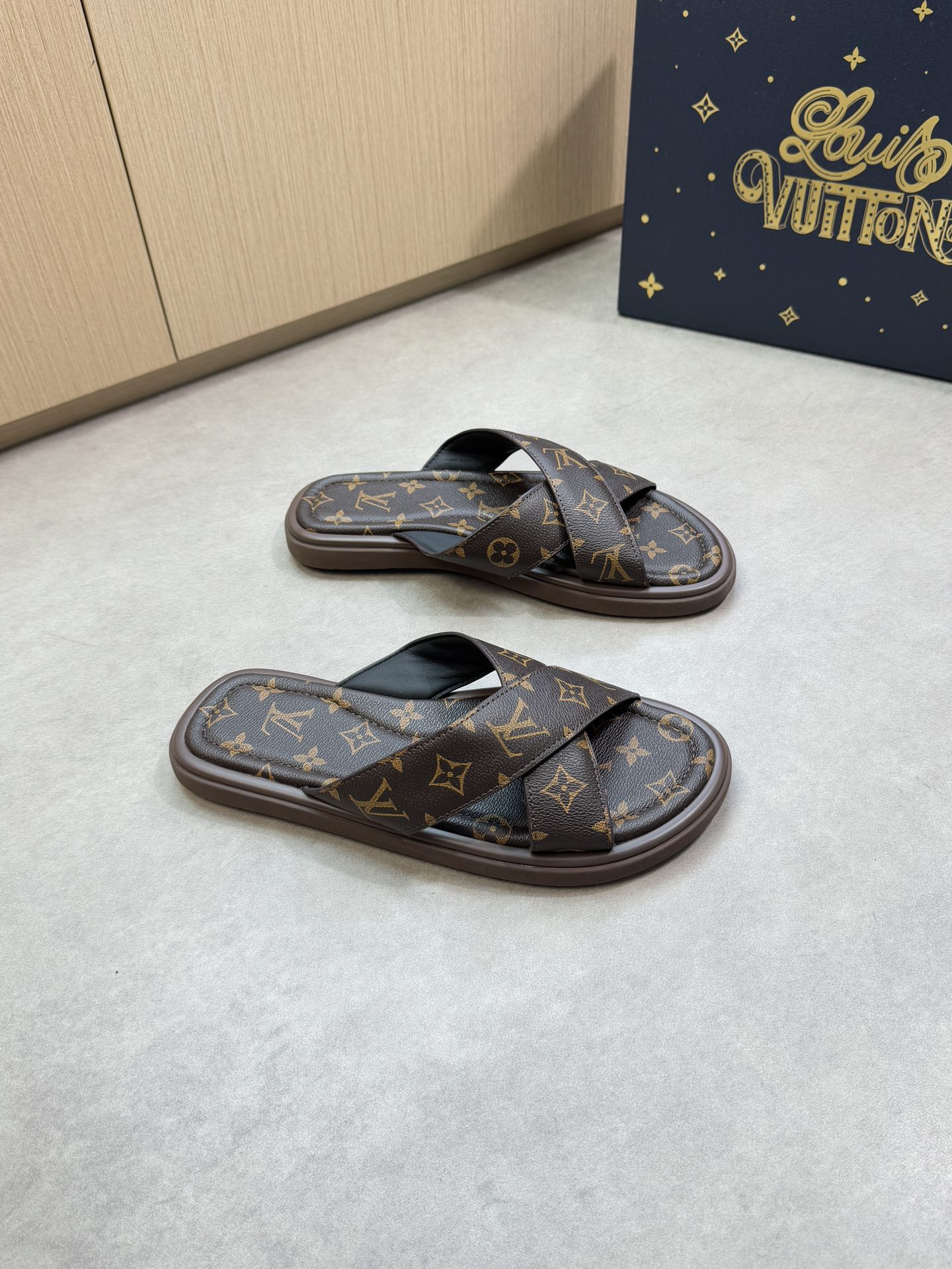 NO:745289,[Louis Vuitton] Louis Vuitton - high-end quality original single casual sandals - upper imported brand totem PVC leather - lining water-dyed cowhide - outsole ultra-light TPU foam water platform. Brand totem PVC leather rubber; combined molded outsole - ultra-high quality control, fine workmanship (high-end, luxury, grade) -Size 39-44 (38.45),, louis vuitton, louis  vuitton,slippers,cowhide19860909【Louis Vuitton】路易威登 -高端品质 原单·休闲凉拖鞋 -鞋面进口品牌图腾PVC皮料 -内里水染牛皮 -大底超轻TPU发泡水台.包品牌图腾PVC皮料·橡胶；组合成型大底 -超高品控·做工精细凸显(高端·贵气·档次) -Size 39-44（38.45),,louis vuitton,louis vuitton,slippers,cowhide,Men's shoes