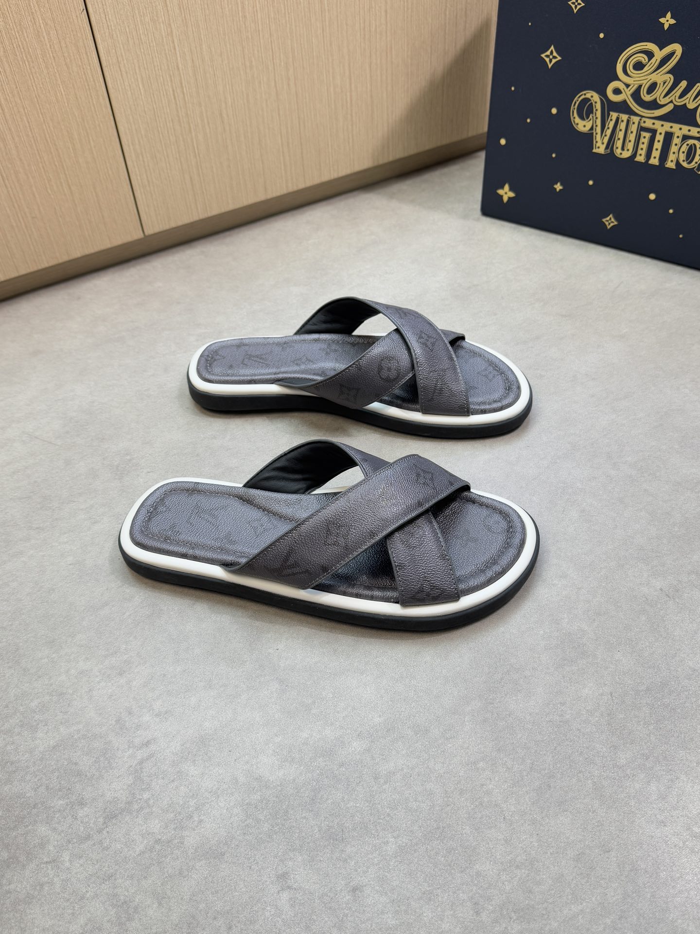 NO:745292,【Louis Vuitton】Louis Vuitton - High-end quality original single casual sandals - Imported brand totem PVC leather upper - Water-dyed cowhide inside - Outsole ultra-light TPU foam water table. Brand totem PVC leather and rubber; combined molded outsole - Super high quality control, fine workmanship highlighted (high-end, luxury, grade) -Size 39-44 (38.45,),, louis vuitton, louis  vuitton,slippers,cowhide19860909【Louis Vuitton】路易威登 -高端品质 原单·休闲凉拖鞋 -鞋面进口品牌图腾PVC皮料 -内里水染牛皮 -大底超轻TPU发泡水台.包品牌图腾PVC皮料·橡胶；组合成型大底 -超高品控·做工精细凸显(高端·贵气·档次) -Size 39-44（38.45,),,louis vuitton,louis vuitton,slippers,cowhide,Men's shoes