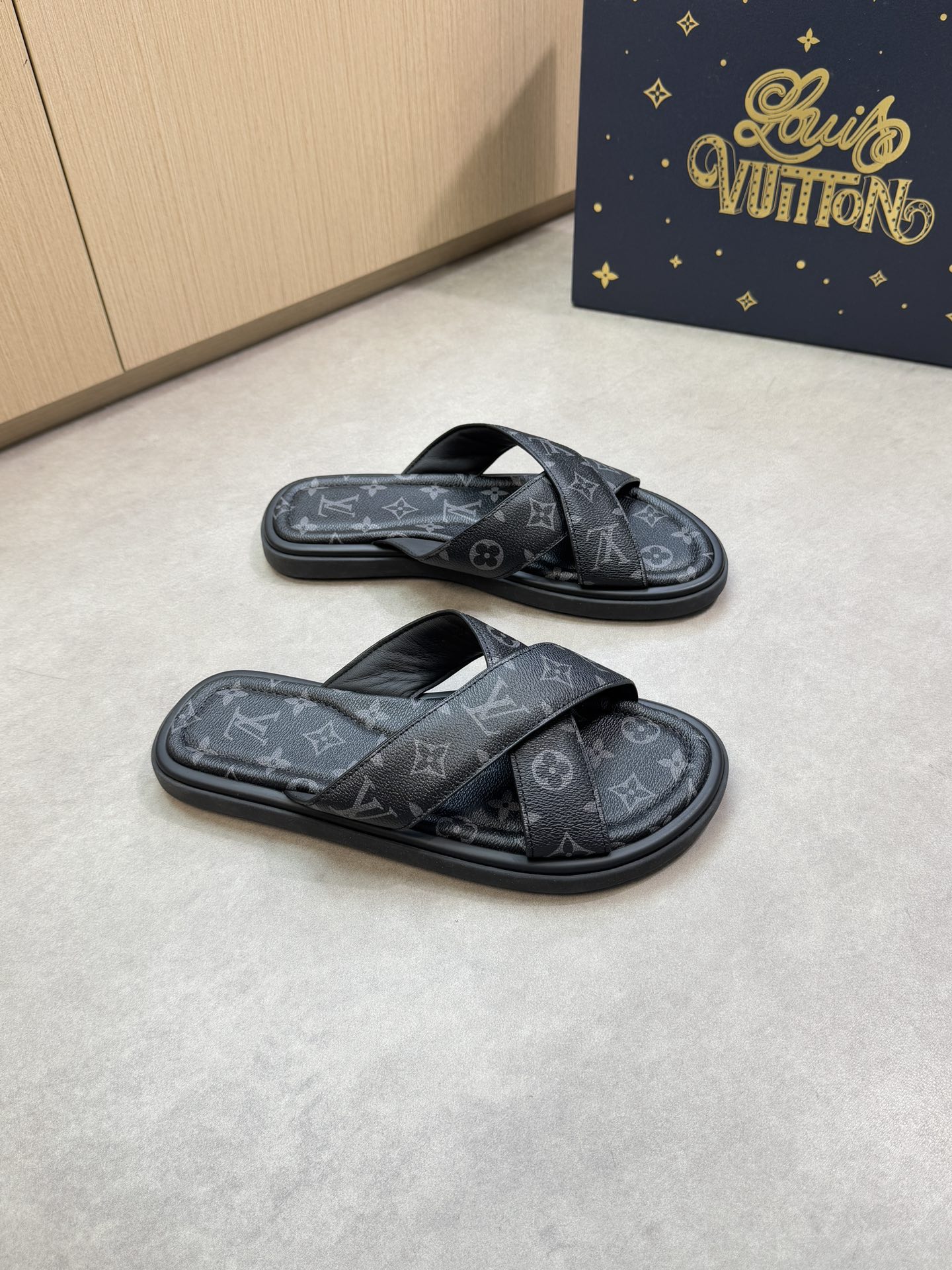 NO:352116,【Louis Vuitton】Louis Vuitton - High-end quality Original single casual sandals - Imported upper brand totem PVC leather - Inner water dyed cowhide - Outsole ultra-light TPU foaming water table. Pack brand totem PVC leather·rubber; Combined molding outsole - Ultra-high quality control·fine workmanship highlighting (high-end, noble, grade) -Size 39-44 (38.45, 46, custom made)·0199,,louis vuitton,louis vuitton,slippers,cowhide19860909【Louis Vuitton】路易威登 -高端品质 原单·休闲凉拖鞋 -鞋面进口品牌图腾PVC皮料 -内里水染牛皮 -大底超轻TPU发泡水台.包品牌图腾PVC皮料·橡胶；组合成型大底 -超高品控·做工精细凸显(高端·贵气·档次) -Size 39-44（38.45, 46,可订做)·0199,,louis vuitton,louis vuitton,slippers,cowhide,Men's shoes
