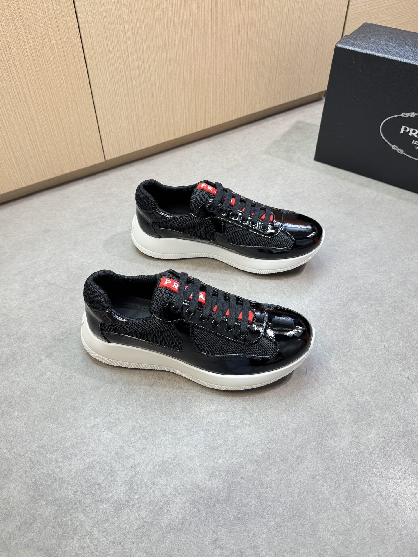NO:351178,【PRADA】Prada - High-end quality Original single casual sneakers - Imported painted calfskin on the upper, brand high mercerized canvas, tongue sewing brand plastic logo - Neil brand canvas, foot pads; water dyed cowhide - Outsole ultra-light TPU foaming·rubber; Two-color molded sole - Ultra-high quality control·fine workmanship highlighting (high-end·noble·grade) -Size 38-44 (45, custom made),,prada,prada,sneakers,cowhide19860909【PRADA】普拉达 -高端品质 原单休闲运动鞋 -鞋面进口漆面小牛皮、品牌高丝光帆布、鞋舌车缝品牌塑胶logo -内里品牌帆布,垫脚；水染牛皮 -大底超轻TPU发泡·橡胶；双色成型大底 -超高品控·做工精细凸显(高端·贵气·档次) -Size 38-44（45,可订做),,prada,prada,sneakers,cowhide,Men's shoes