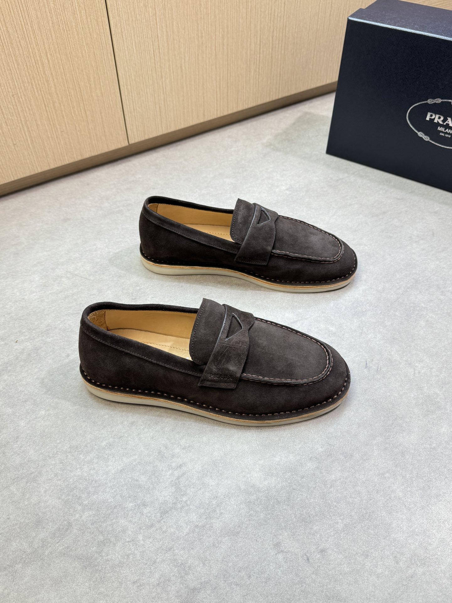 NO:352763,【PRADA】Prada - High-end quality Original single casual sneakers - Upper back-fleece calfskin, shoe Dan·hand-made string sewing mark line, air compressor brand logo horizontal decoration, Bangkok sewing mark line. Goodyear craftsmanship - inner water dyed cowhide - outsole ultralight TPR· leather combination leather molding outsole - ultra high quality control· fine workmanship highlighting (high-end, noble, grade) -Size 39-44 (38,45, custom made)·0234,,prada,prada,sneakers,cowhide19860909【PRADA】普拉达 -高端品质 原单休闲运动鞋 -鞋面反绒小牛皮、鞋丹·手工串缝马克线、空压品牌logo横担装饰、邦角车缝马克线.固特异工艺 -内里水染牛皮 -大底超轻TPR·真皮组合真皮成型大底 -超高品控·做工精细凸显(高端·贵气·档次) -Size 39-44（38,45,可订做)·0234,,prada,prada,sneakers,cowhide,Men's shoes