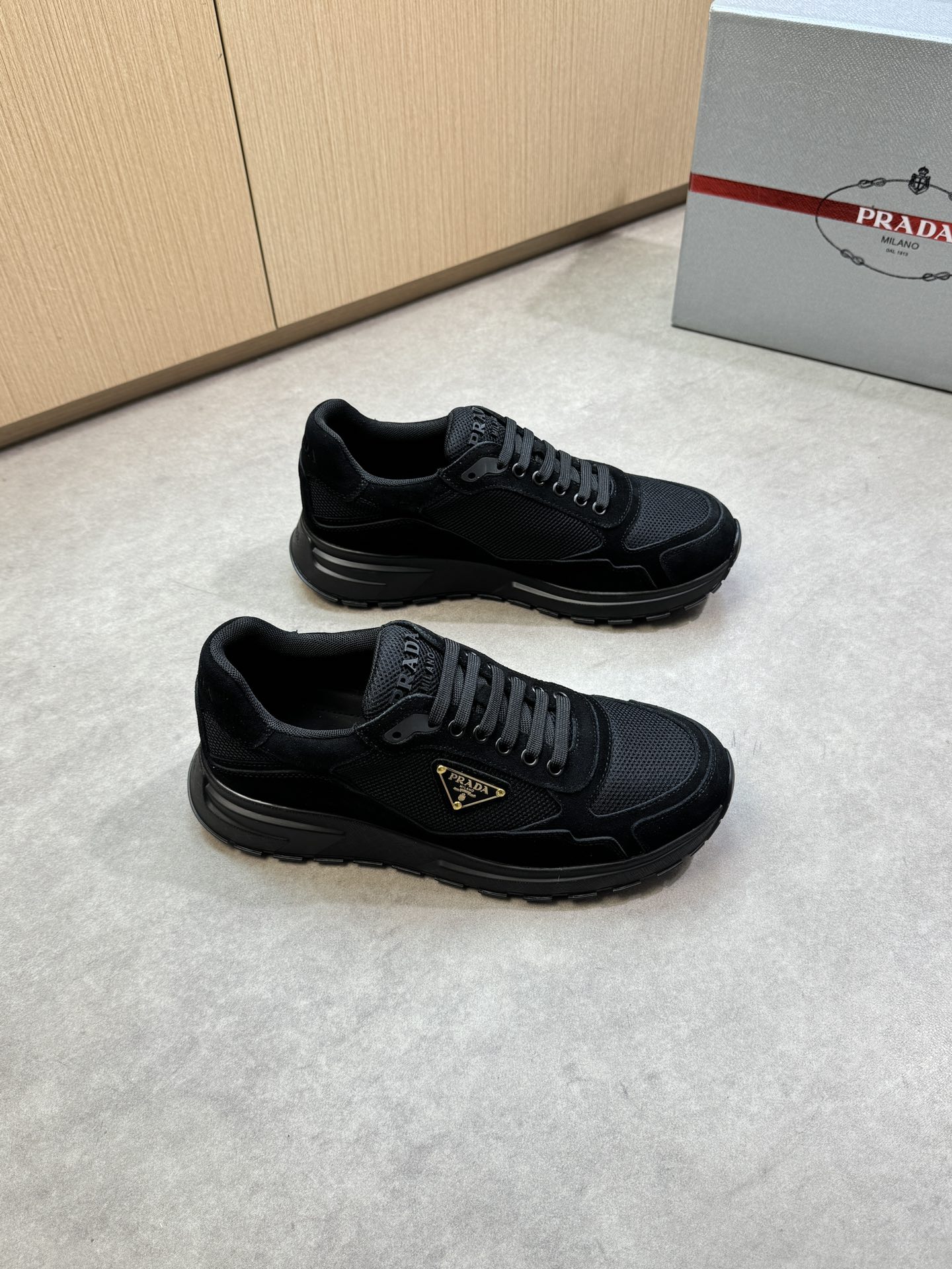 NO:352629,【PRADA】Prada - High-end quality Original single casual sports shoes - Upper reverse velvet calfskin, brand high mercerized hollow mesh canvas, shoe body sewing brand metal fastener, shoe tongue injection molding brand logo - Inner brand canvas, foot pads; water dyed cowhide - Outsole ultralight TPU foaming·rubber; molded outsole - Ultra-high quality control·fine workmanship highlights (high-end·noble·grade) -Size 38-45 (46, custom made)·,,prada,prada,sneakers,cowhide19860909【 PRADA】普拉达 -高端品质 原单·休闲运动鞋 -鞋面反绒小牛皮、品牌高丝光镂空网帆布、鞋身车缝品牌金属扣件、鞋舌注塑品牌logo -内里品牌帆布,垫脚；水染牛皮 -大底超轻TPU发泡·橡胶; 成型大底 -超高品控·做工精细凸显(高端·贵气·档次) -Size 38-45（46,可订做)·,,prada,prada,sneakers,cowhide,Men's shoes