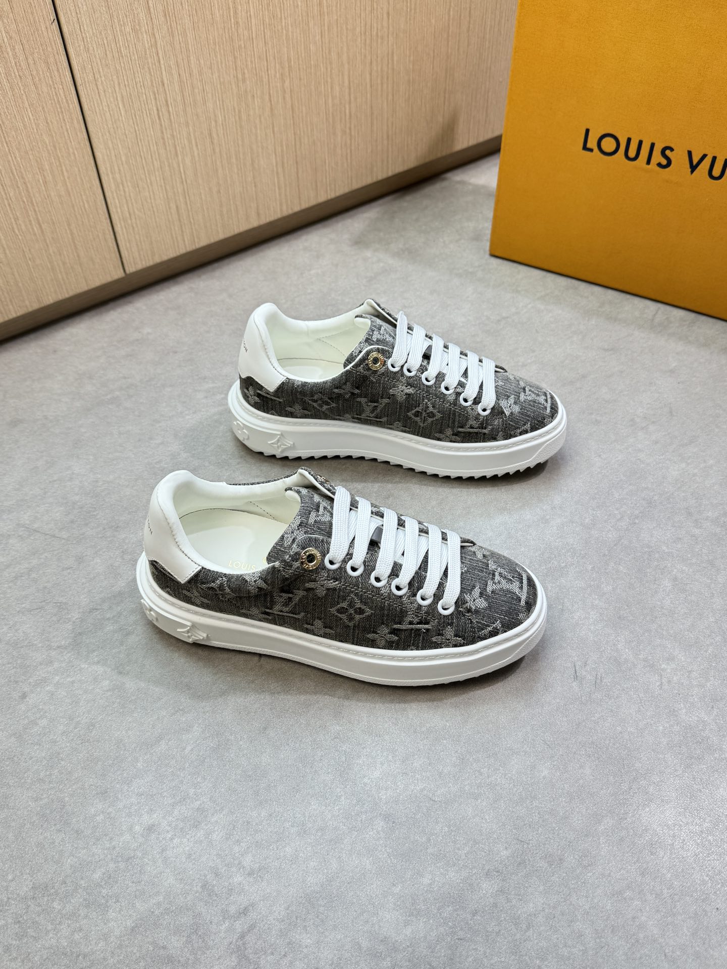 NO:352646,【Louis Vuitton】Louis Vuitton - High-end quality original couple outfit casual sneakers - Upper brand totem denim canvas cloth, shoe brand logo corns and heels; Silk-print brand logo - Inner water dyed cowhide - Outsole ultra-light TPU foaming·rubber; molded outsole - Ultra-high quality control·fine workmanship highlights (high-end·noble·grade) -Size Men and women's same style 35-44 (female 34, 40, 41, men 45, 46, 47, can be customized)·L0179,,louis vuitton,louis vuitton,sneakers,cowhide19860909【Louis Vuitton】路易威登 -高端品质 原单 情侣装 休闲运动鞋 -鞋面品牌图腾牛仔帆布布匹、鞋口品牌logo鸡眼、后跟；丝印品牌Logo -内里水染牛皮 -大底超轻TPU发泡·橡胶；成型大底 -超高品控·做工精细凸显(高端·贵气·档次) -Size 男女同款35-44（女34,40,41,男45,46,47,可订做)·L0179,,louis vuitton,louis vuitton,sneakers,cowhide,Men's shoes