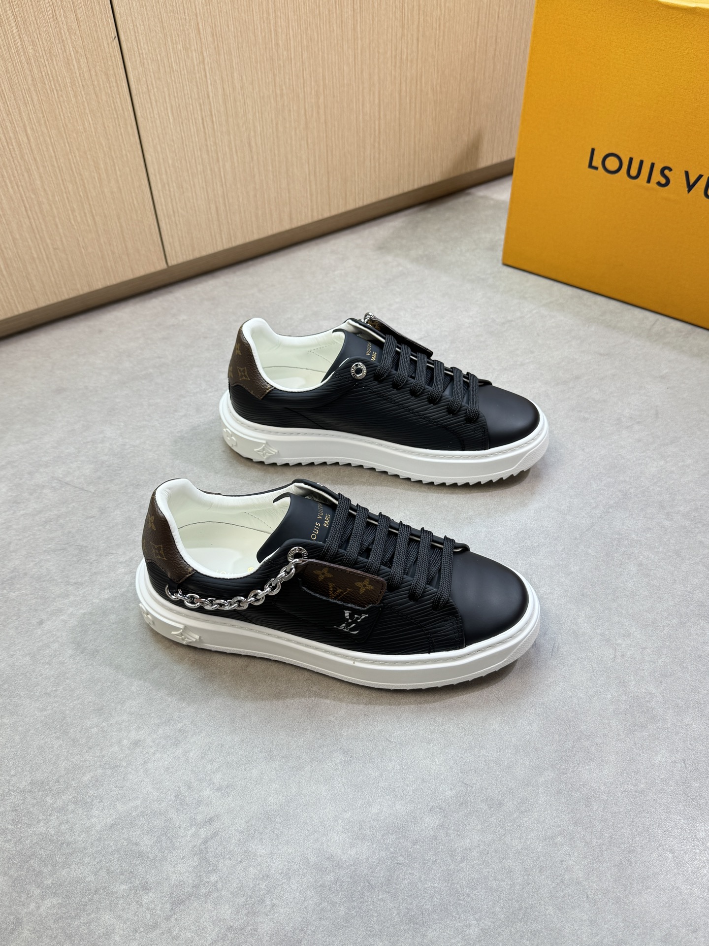 NO:352659,【Louis Vuitton】Louis Vuitton - High-end quality original couple outfit Casual sports shoes - upper silk calfskin. Air-pressed toothpick pattern, brand totem PVC leather, shoe mouth brand logo corns, metal chain, shoe tongue·Silk printing brand logo - inner water dye cowhide - outsole ultra-light TPU foaming·rubber; molded outsole - ultra-high quality control·fine workmanship highlighting (high-end, noble, grade) -Size Men and women's same style 35-44 (female 34, 40, 41, men 45, 46, 47, can be customized)·L0179,,louis vuitton,louis vuitton,sneakers,cowhide19860909【Louis Vuitton】路易威登 -高端品质 原单 情侣装 休闲运动鞋 -鞋面丝绸小牛皮.空压牙签纹、品牌图腾PVC皮料、鞋口品牌logo鸡眼、金属链条、鞋舌·丝印品牌Logo -内里水染牛皮 -大底超轻TPU发泡·橡胶；成型大底 -超高品控·做工精细凸显(高端·贵气·档次) -Size 男女同款35-44（女34,40,41,男45,46,47,可订做)·L0179,,louis vuitton,louis vuitton,sneakers,cowhide,Men's shoes