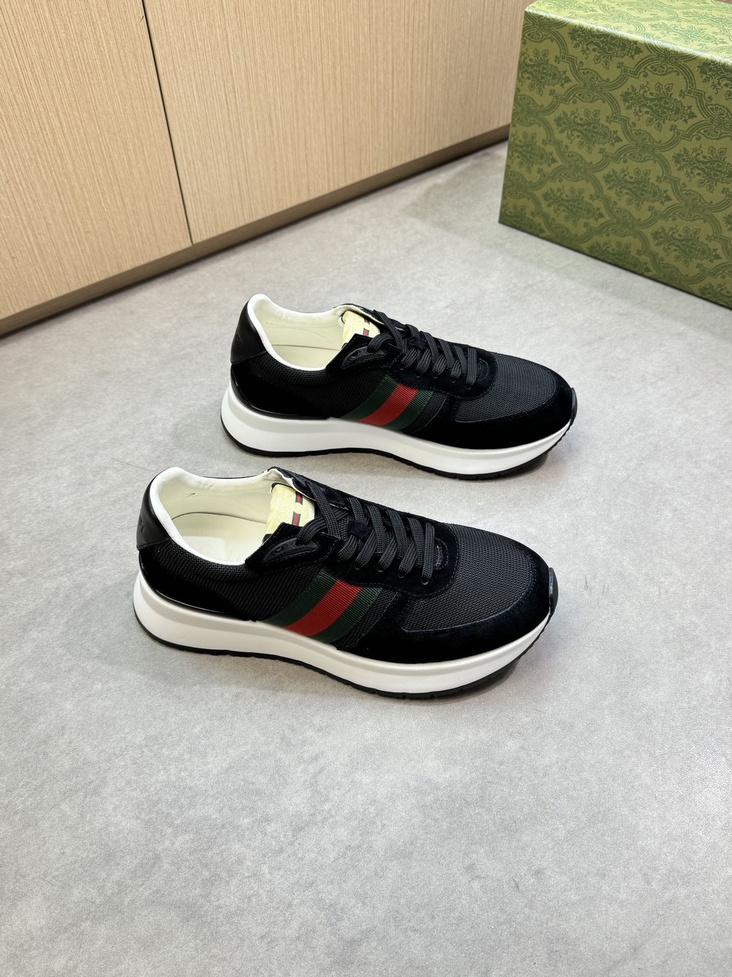 NO:352686,【Gucci】Gucci - High-end quality Original single casual sports shoes - Upper reverse velvet calfskin, brand high mercerized canvas, shoe body brand webbing, tongue cloth, heel air compressor brand logo - Inner water dyed cowhide - Outsole ultra-light TPU foaming·rubber; Two-color molded outsole - Ultra-high quality control·fine workmanship highlighted (high-end·noble·grade) -Size 38-44 (45, custom made),,gucci,gucci,sneakers,cowhide19860909【Gucci】古驰 -高端品质 原单·休闲运动鞋 -鞋面反绒小牛皮、品牌高丝光帆布匹、鞋身品牌织带、鞋舌布标、后跟空压品牌logo -内里水染牛皮 -大底超轻TPU发泡·橡胶；双色成型大底 -超高品控·做工精细凸显(高端·贵气·档次) -Size 38-44（45,可订做),,gucci,gucci,sneakers,cowhide,Men's shoes