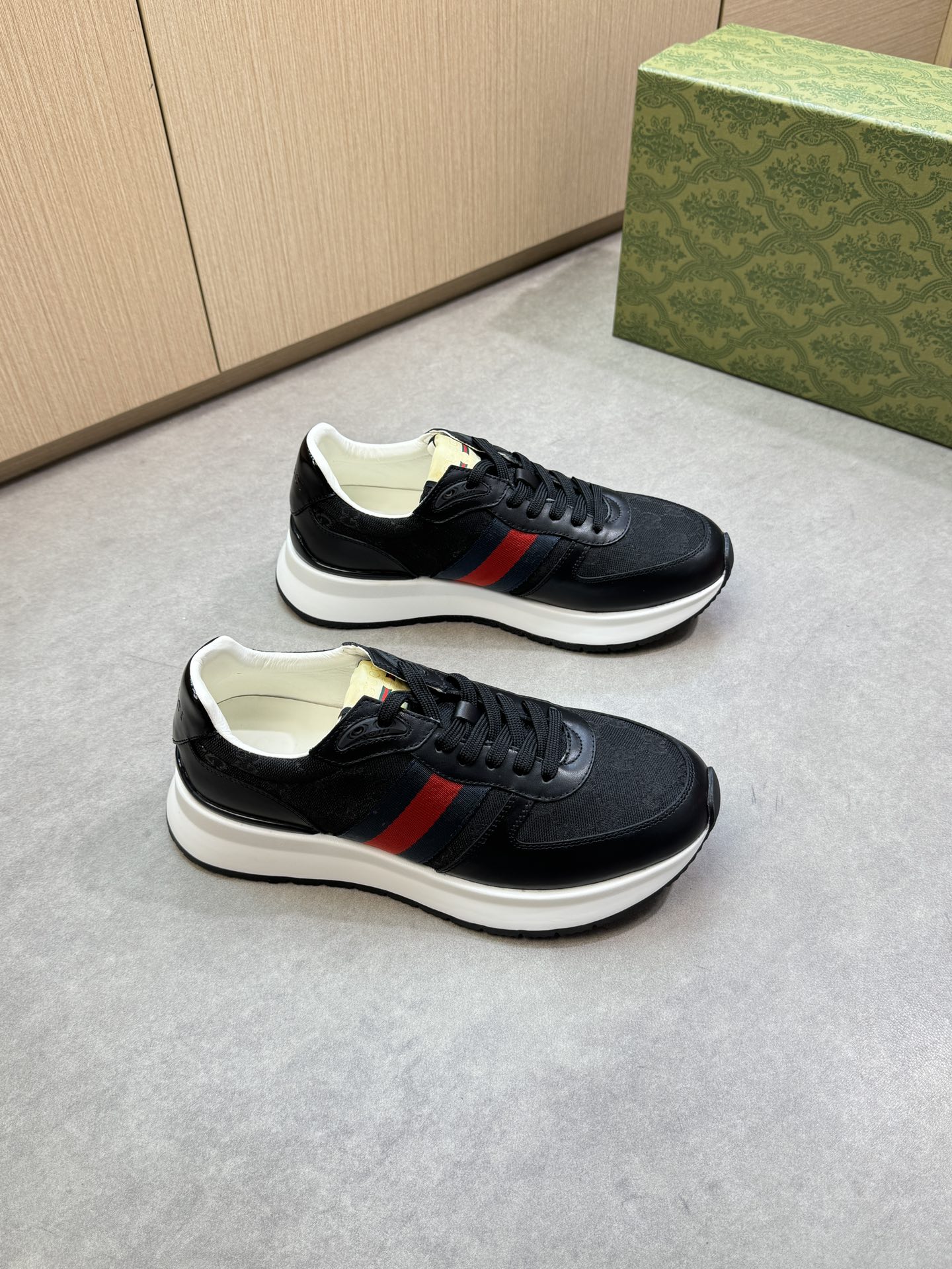 NO:352703,【Gucci】Gucci - High-end quality Original single casual sports shoes - Upper Napa calfskin, brand totem high mercerized canvas, shoe body brand webbing, tongue cloth, heel air compressor brand logo - Inner water dye cowhide - Outsole ultra-light TPU foaming·rubber; Two-color molded outsole - Ultra-high quality control·fine workmanship highlighted (high-end·noble·grade) -Size 38-44 (45, custom made),,gucci,gucci,sneakers,cowhide19860909【Gucci】古驰 -高端品质 原单·休闲运动鞋 -鞋面纳帕小牛皮、品牌图腾高丝光帆布匹、鞋身品牌织带、鞋舌布标、后跟空压品牌logo -内里水染牛皮 -大底超轻TPU发泡·橡胶；双色成型大底 -超高品控·做工精细凸显(高端·贵气·档次) -Size 38-44（45,可订做),,gucci,gucci,sneakers,cowhide,Men's shoes