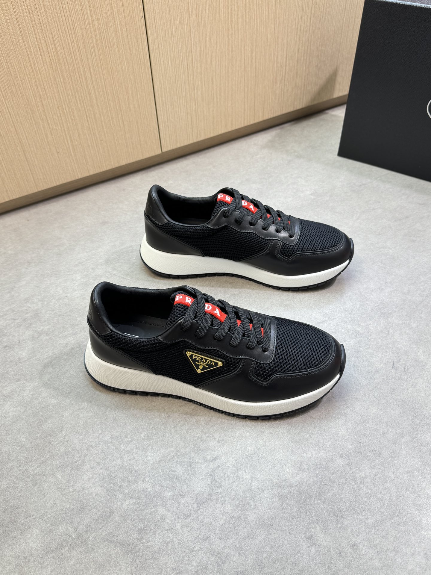 NO:352723,【PRADA】Prada - High-end quality Original single casual sneakers - Imported Napa calfskin on the upper, brand high mercerized hollow mesh canvas, shoe body sewing brand metal fastener, shoe tongue sewing brand plastic logo - inner water dye cowhide - outsole ultralight TPU foaming·rubber; two-color molded sole - ultra high quality control·fine workmanship highlighting (high-end·noble·grade) -Size 38-44 (45, custom made)·0372,,prada,prada,sneakers,cowhide19860909【PRADA】普拉达 -高端品质 原单休闲运动鞋 -鞋面进口纳帕小牛皮、品牌高丝光镂空网帆布、鞋身车缝品牌金属扣件、鞋舌车缝品牌塑胶logo -内里水染牛皮 -大底超轻TPU发泡·橡胶；双色成型大底 -超高品控·做工精细凸显(高端·贵气·档次) -Size 38-44（45,可订做)·0372,,prada,prada,sneakers,cowhide,Men's shoes