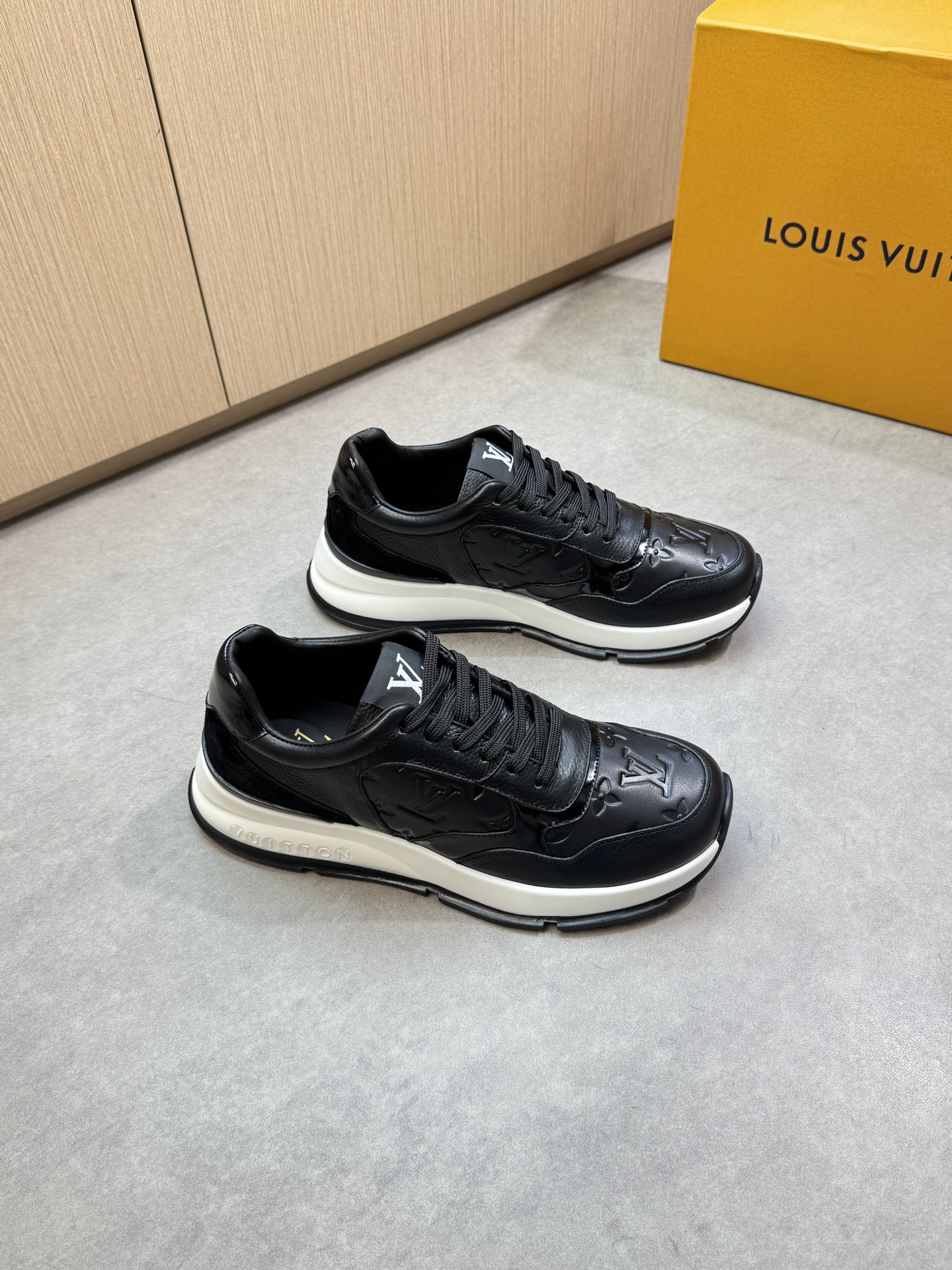NO:352740,【Louis Vuitton】Louis Vuitton - High-end quality Original single casual sneakers - Upper lying calfskin, Napa calfskin. Air compressor brand totem, shoe tongue brand cloth - Inner water dyed cowhide - Outsole ultra-light TPU. Rubber foam; Two-color molded outsole - Ultra-high quality control · Fine workmanship highlighted (high-end · noble · grade) -Size 39-44 (38, 45, custom made)·L0118,,louis vuitton,louis vuitton,sneakers,cowhide19860909【Louis Vuitton】路易威登 -高端品质 原单休闲运动鞋 -鞋面荔纹小牛皮、纳帕小牛皮.空压品牌图腾、鞋舌品牌布标 -内里水染牛皮 -大底超轻TPU.橡胶发泡; 双色成型大底 -超高品控·做工精细凸显(高端·贵气·档次) -Size 39-44（38,45,可订做)·L0118,,louis vuitton,louis vuitton,sneakers,cowhide,Men's shoes