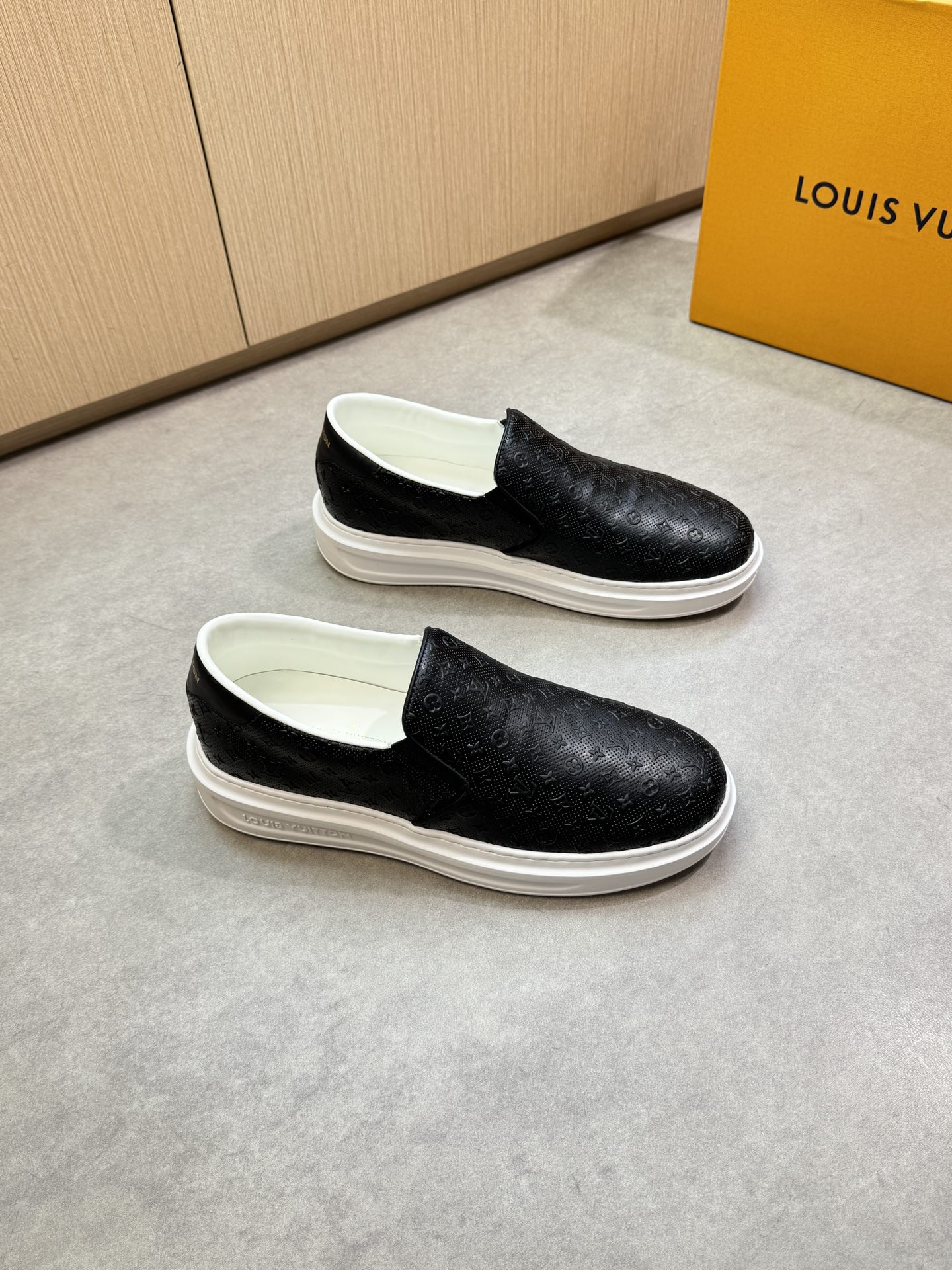 NO:352754,【Louis Vuitton】Louis Vuitton - High-end quality Original single · One-foot-pedal casual sneakers - Upper imported Napa calfskin air compressor brand and heel; Silk-printed high-cycle brand logo - Inner water dyed cowhide - Outsole ultra-light TPU. Foaming; Formed outsole - Ultra-high quality control · Fine workmanship highlighted (high-end · noble · grade) -Size 38-44 (45, custom made)·L0117,,louis vuitton,louis vuitton,sneakers,cowhide19860909【Louis Vuitton】路易威登 -高端品质 原单·一脚蹬休闲运动鞋 -鞋面进口纳帕小牛皮空压品牌、后跟；丝印高周波品牌Logo -内里水染牛皮 -大底超轻TPU.发泡; 成型大底 -超高品控·做工精细凸显(高端·贵气·档次) -Size 38-44（45,可订做)·L0117,,louis vuitton,louis vuitton,sneakers,cowhide,Men's shoes