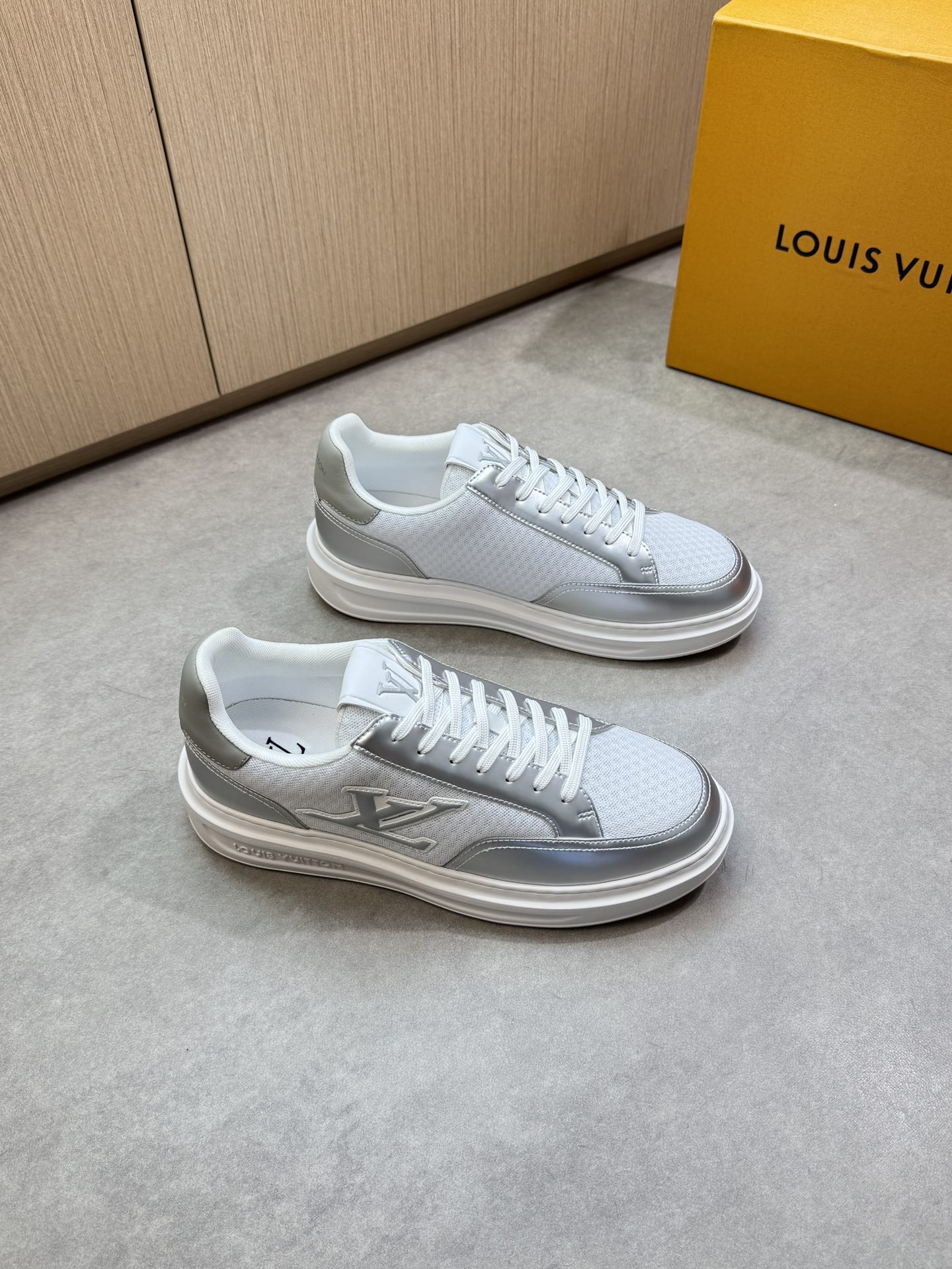 NO:352773,【Louis Vuitton】Louis Vuitton - High-end quality Original single casual sneakers - Upper imported Napa calf leather, silver environmentally friendly leather, brand high mercerized breathable canvas, tongue and heel; Silk-printed high Zhoubo brand logo - Neil brand canvas - Outsole ultra-light TPU. Foaming; Molded outsole - Ultra-high quality control · Fine workmanship highlights (high-end, noble, grade) - Size 38-44 (45, custom made)·L0117,,louis vuitton,louis vuitton,sneakers,cowhide19860909【Louis Vuitton】路易威登 -高端品质 原单·休闲运动鞋 -鞋面进口纳帕小牛皮、银色环保皮、品牌高丝光透气帆布、鞋舌.后跟；丝印高周波品牌Logo -内里品牌帆布 -大底超轻TPU.发泡; 成型大底 -超高品控·做工精细凸显(高端·贵气·档次) -Size 38-44（45,可订做)·L0117,,louis vuitton,louis vuitton,sneakers,cowhide,Men's shoes