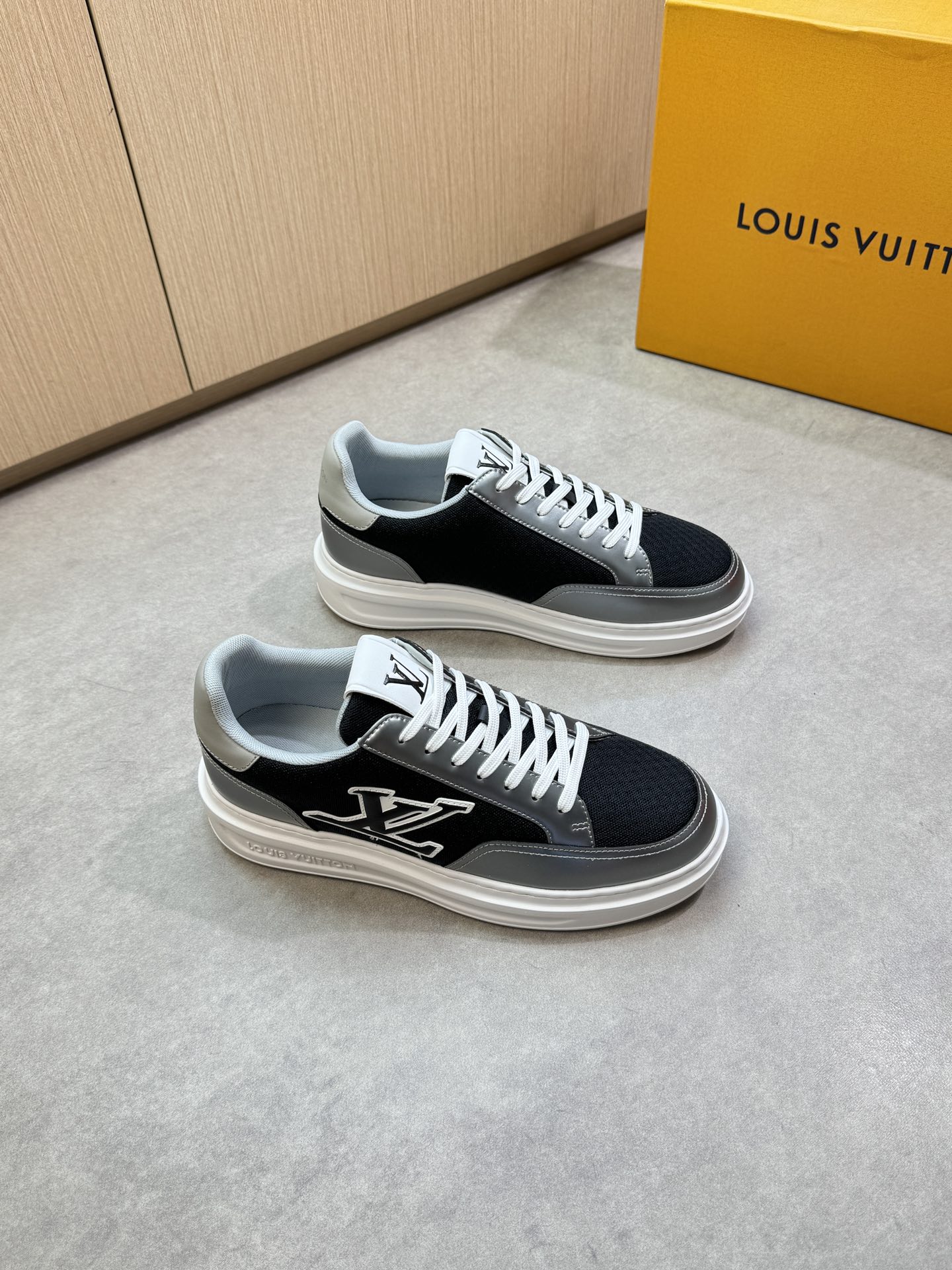 NO:352785,【Louis Vuitton】Louis Vuitton - High-end quality Original single casual sneakers - Upper imported Napa calf leather, silver environmentally friendly leather, brand high mercerized breathable canvas, shoe body sewing brand logo totem, tongue. Heel; silk screen high Zhoubo brand logo - Neli brand canvas - Outsole ultra-light TPU. Foaming; molded outsole - Ultra-high quality control · Fine workmanship highlight (high-end · noble · grade) - Size 38-44 (45, custom made)·L0117,,louis vuitton,louis vuitton,sneakers,cowhide19860909【Louis Vuitton】路易威登 -高端品质 原单·休闲运动鞋 -鞋面进口纳帕小牛皮、银色环保皮、品牌高丝光透气帆布、鞋身车缝品牌logo图腾、鞋舌.后跟；丝印高周波品牌Logo -内里品牌帆布 -大底超轻TPU.发泡; 成型大底 -超高品控·做工精细凸显(高端·贵气·档次) -Size 38-44（45,可订做)·L0117,,louis vuitton,louis vuitton,sneakers,cowhide,Men's shoes