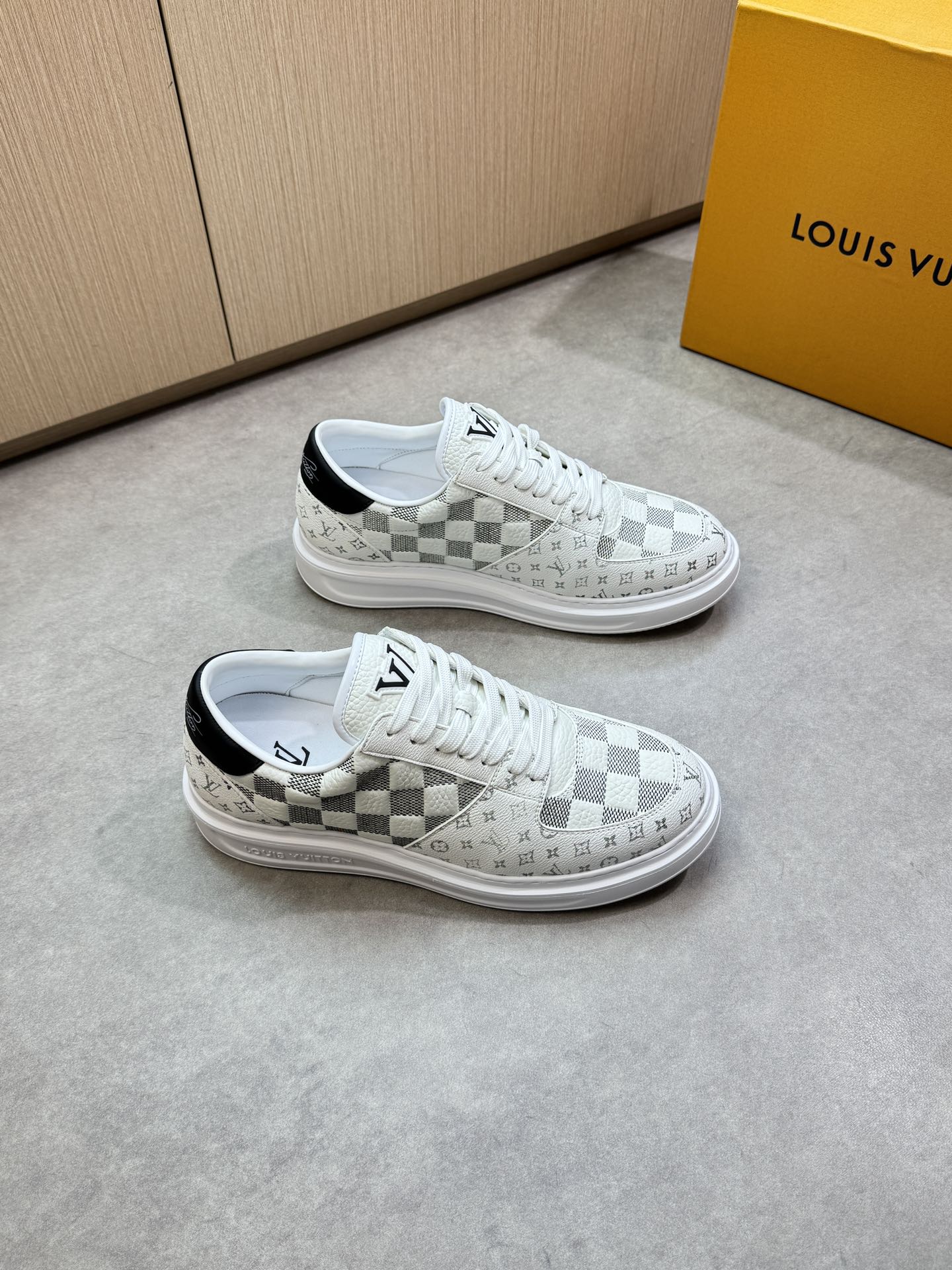 NO:352648,【Louis Vuitton】Louis Vuitton - High-end quality Original single · Casual sports shoes - Upper lit calfskin, color printed high Zhoubo brand totem, shoe tongue. Sewing brand plastic logo logo - Nelinapa calfskin, footbed; brand canvas - Outsole ultra-light TPU foam; molded outsole - Ultra-high quality control · Fine workmanship highlight (high-end · noble · grade) - Size 39-44 (38, 45, custom made)·L0111,,louis vuitton,louis vuitton,sneakers,cowhide19860909【Louis Vuitton】路易威登 -高端品质 原单·休闲运动鞋 -鞋面荔纹小牛皮、彩印高周波品牌图腾、鞋舌.车缝品牌塑胶logo标识 -内里纳帕小牛皮,垫脚；品牌帆布 -大底超轻TPU发泡；成型大底 -超高品控·做工精细凸显(高端·贵气·档次) -Size 39-44（38,45,可订做)·L0111,,louis vuitton,louis vuitton,sneakers,cowhide,Men's shoes
