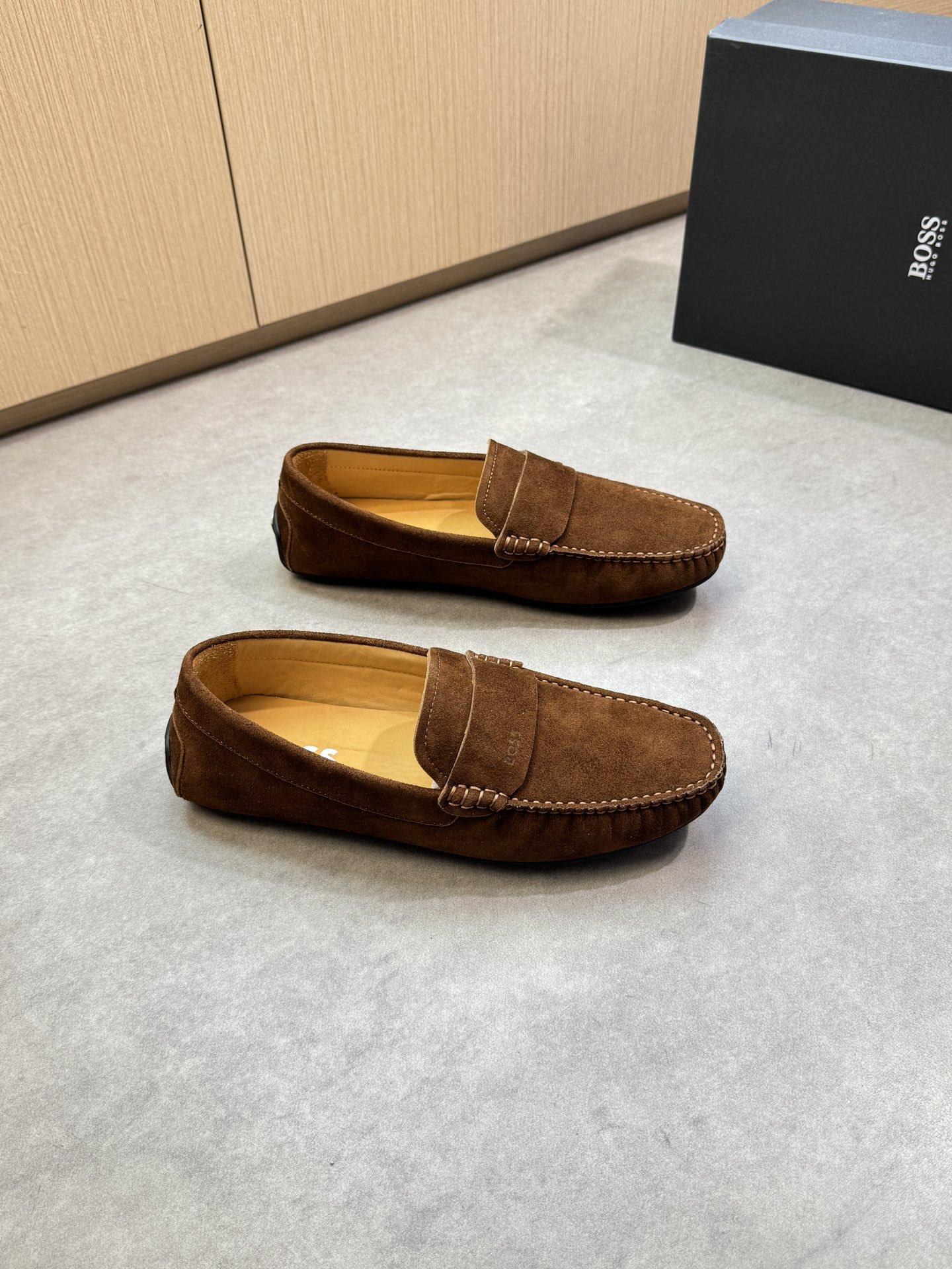 NO:353205,【BOSS】Boss - High-end quality Original single · Casual one-legged shoe bag shoes - Upper back-fleece calfskin, shoe Dan hand-stitched mark thread, brand cross-bond decoration. Air compressor brand logo - Inner water dye cowhide - Outsole ultra-light TPR rubber; inlaid molded sole - Ultra-high quality control, fine workmanship highlighted (high-end, noble, grade) -Size 39-44 (38,45, custom made)·0186,,cowhide19860909【BOSS】博思 -高端品质 原单·休闲一脚蹬套包鞋 -鞋面反绒小牛皮、鞋丹手工串缝马克线、品牌横担装饰.空压品牌Logo -内里水染牛皮 -大底超轻TPR橡胶；镶嵌成型大底 -超高品控·做工精细凸显(高端·贵气·档次) -Size 39-44（38,45,可订做)·0186,,cowhide,Men's shoes