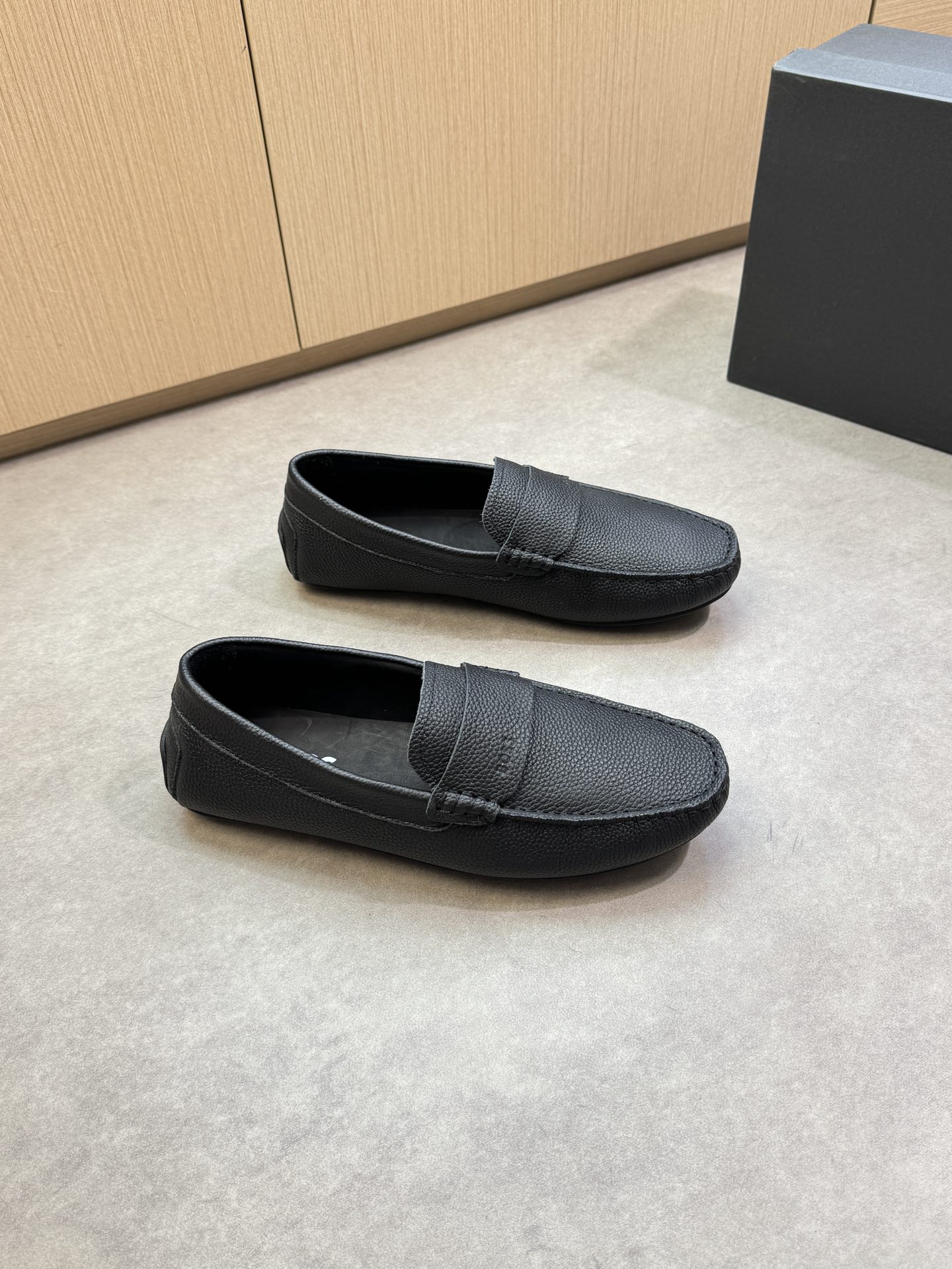 NO:353220,【BOSS】Boss - High-end quality Original single · Casual one-legged shoe bag shoes - Upper lying calfskin, shoe Dan hand-stitched mark thread, brand cross-bond decoration. Air compressor brand logo - Inner water dye cowhide - Outsole ultra-light TPR rubber; inlaid molded sole - Ultra-high quality control · Fine workmanship highlight (high-end · noble · grade) -Size 39-44 (38, 45, custom made)·0186,,cowhide19860909【BOSS】博思 -高端品质 原单·休闲一脚蹬套包鞋 -鞋面荔纹小牛皮、鞋丹手工串缝马克线、品牌横担装饰.空压品牌Logo -内里水染牛皮 -大底超轻TPR橡胶；镶嵌成型大底 -超高品控·做工精细凸显(高端·贵气·档次) -Size 39-44（38,45,可订做)·0186,,cowhide,Men's shoes