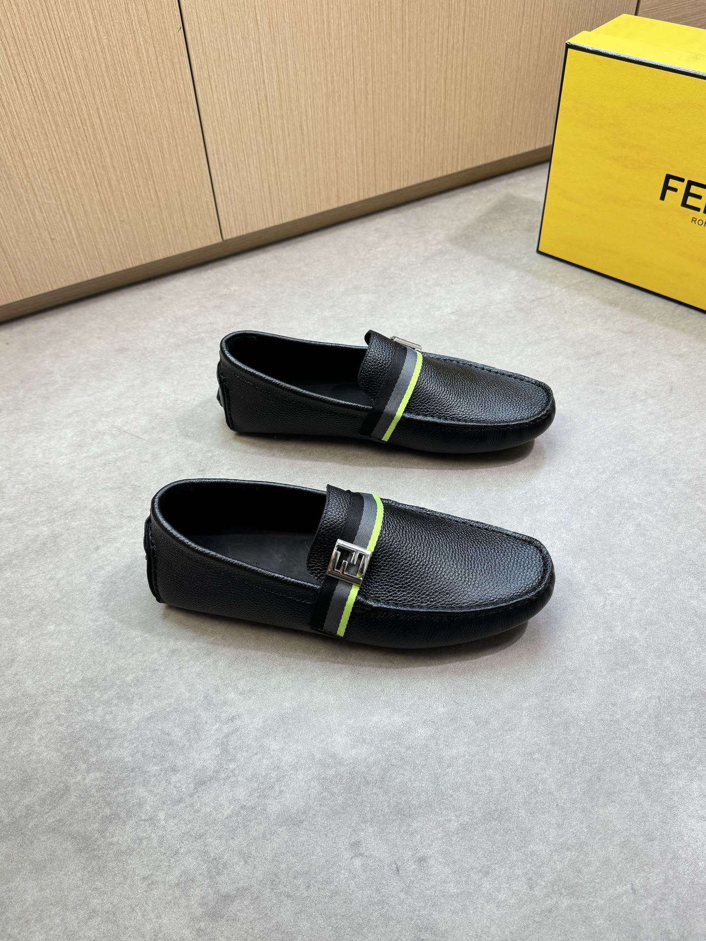 NO:353237,【Fendi】Fendi - High-end quality Original single · Casual one-legged shoe-upper calf leather, shoe Dan hand-stitched string sewing mark thread, brand cross-bond webbing decoration. Brand metal fastener - inner water dyed cowhide - outsole ultra-light TPR rubber; inlaid molded sole - ultra-high quality control, fine workmanship highlighted (high-end, noble, grade) -Size 39-44 (38,45, custom made)·0186,,fendi,fendi,cowhide19860909【Fendi】芬迪 -高端品质 原单·休闲一脚蹬套包鞋 -鞋面荔纹小牛皮、鞋丹手工串缝马克线、品牌横担织带装饰.品牌金属扣件 -内里水染牛皮 -大底超轻TPR橡胶；镶嵌成型大底 -超高品控·做工精细凸显(高端·贵气·档次) -Size 39-44（38,45,可订做)·0186,,fendi,fendi,cowhide,Men's shoes