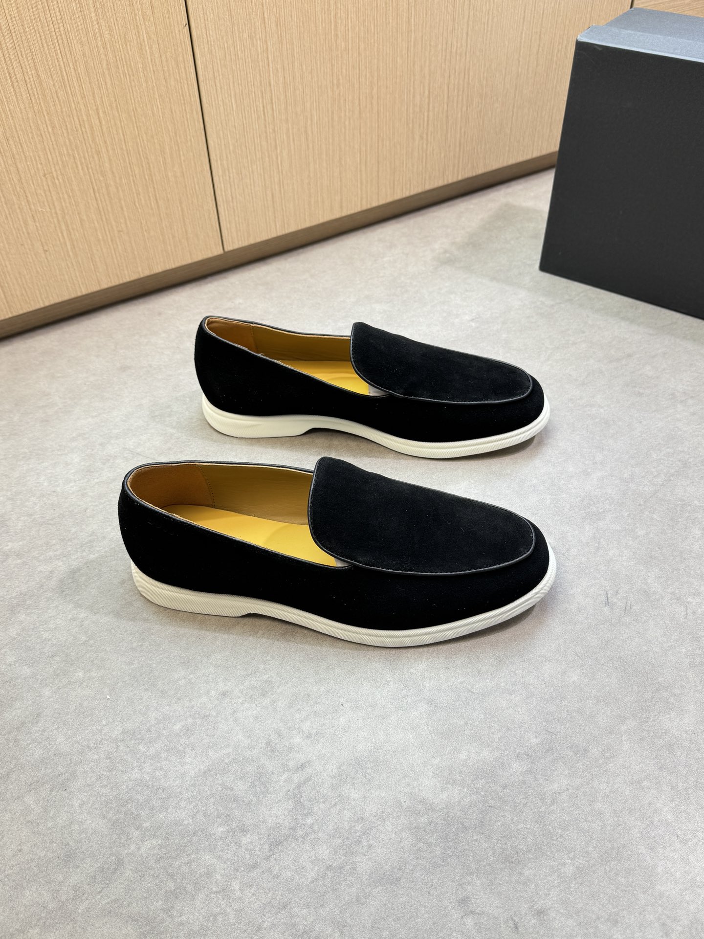 NO:353254,【BOSS】Boss - High-end quality Original single · One-foot casual shoes - Upper back-fleece calfskin, shoe Dan. Shoe mouth·car spiral craftsmanship, heel air compressor brand logo - Inner water dye cowhide - Outsole ultra-light TPR rubber; molded sole - Ultra-high quality control·fine workmanship highlighted (high-end, noble, grade) -Size 39-44 (38, 45, 46, custom made)·0039,,cowhide19860909【BOSS】博思 -高端品质 原单·一脚蹬休闲鞋 -鞋面反绒小牛皮、鞋丹.鞋口·车滚边工艺、后跟空压品牌Logo -内里水染牛皮 -大底超轻TPR橡胶；成型大底 -超高品控·做工精细凸显(高端·贵气·档次) -Size 39-44（38,45,46,可订做)·0039,,cowhide,Men's shoes