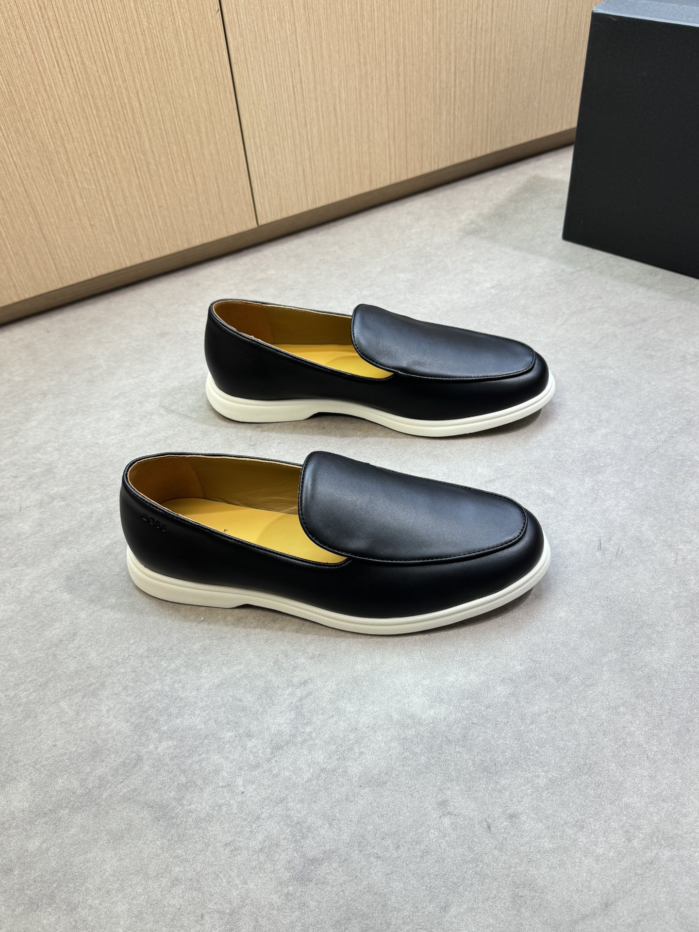 NO:353278,【BOSS】Boss - High-end quality Original single · One-foot casual shoes - Upper Napa calfskin, shoe Dan. Shoe mouth·car spiral craftsmanship, heel air compressor brand logo - Inner water dye cowhide - Outsole ultra-light TPR rubber; molded sole - Ultra-high quality control·fine workmanship highlighted (high-end, noble, grade) -Size 39-44 (38, 45, 46, custom made)·0039,,cowhide19860909【BOSS】博思 -高端品质 原单·一脚蹬休闲鞋 -鞋面纳帕小牛皮、鞋丹.鞋口·车滚边工艺、后跟空压品牌Logo -内里水染牛皮 -大底超轻TPR橡胶；成型大底 -超高品控·做工精细凸显(高端·贵气·档次) -Size 39-44（38,45,46,可订做)·0039,,cowhide,Men's shoes