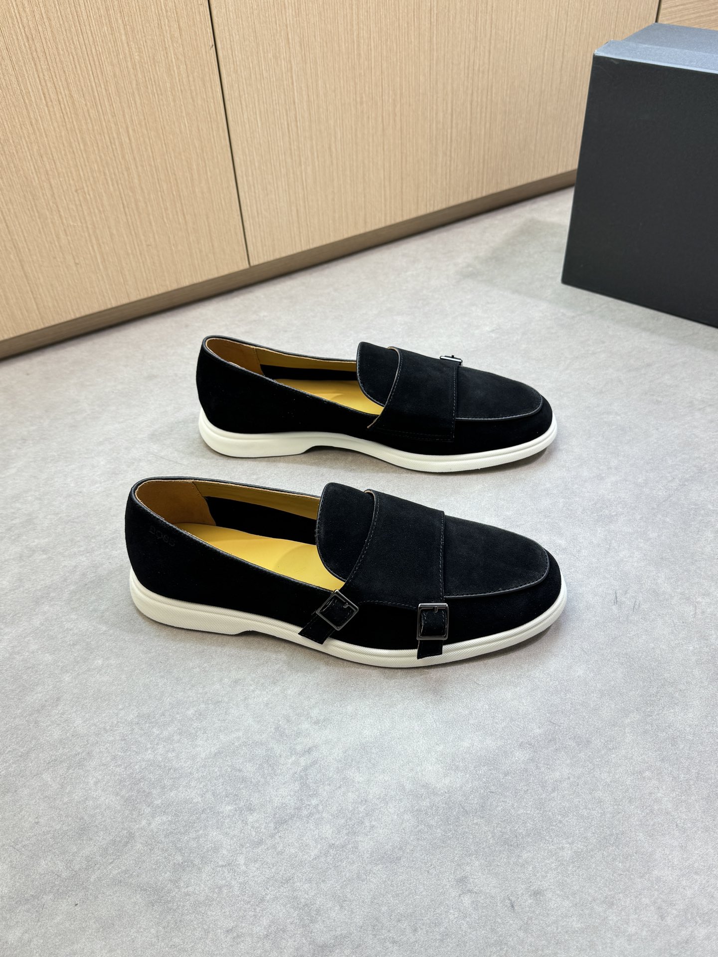 NO:353292,【BOSS】Boss - High-end quality Original single · One-foot casual shoes - Upper back-fleece calfskin, shoe Dan. Shoe mouth·car spiral craftsmanship, brand metal fastener, heel air compressor brand logo - Inner water dye cowhide - Outsole ultralight TPR rubber; molded sole - Ultra-high quality control·fine workmanship highlighted (high-end, noble, grade) -Size 39-44 (38, 45, 46, custom made)·0039,,cowhide19860909【BOSS】博思 -高端品质 原单·一脚蹬休闲鞋 -鞋面反绒小牛皮、鞋丹.鞋口·车滚边工艺、品牌金属扣件、后跟空压品牌Logo -内里水染牛皮 -大底超轻TPR橡胶；成型大底 -超高品控·做工精细凸显(高端·贵气·档次) -Size 39-44（38,45,46,可订做)·0039,,cowhide,Men's shoes
