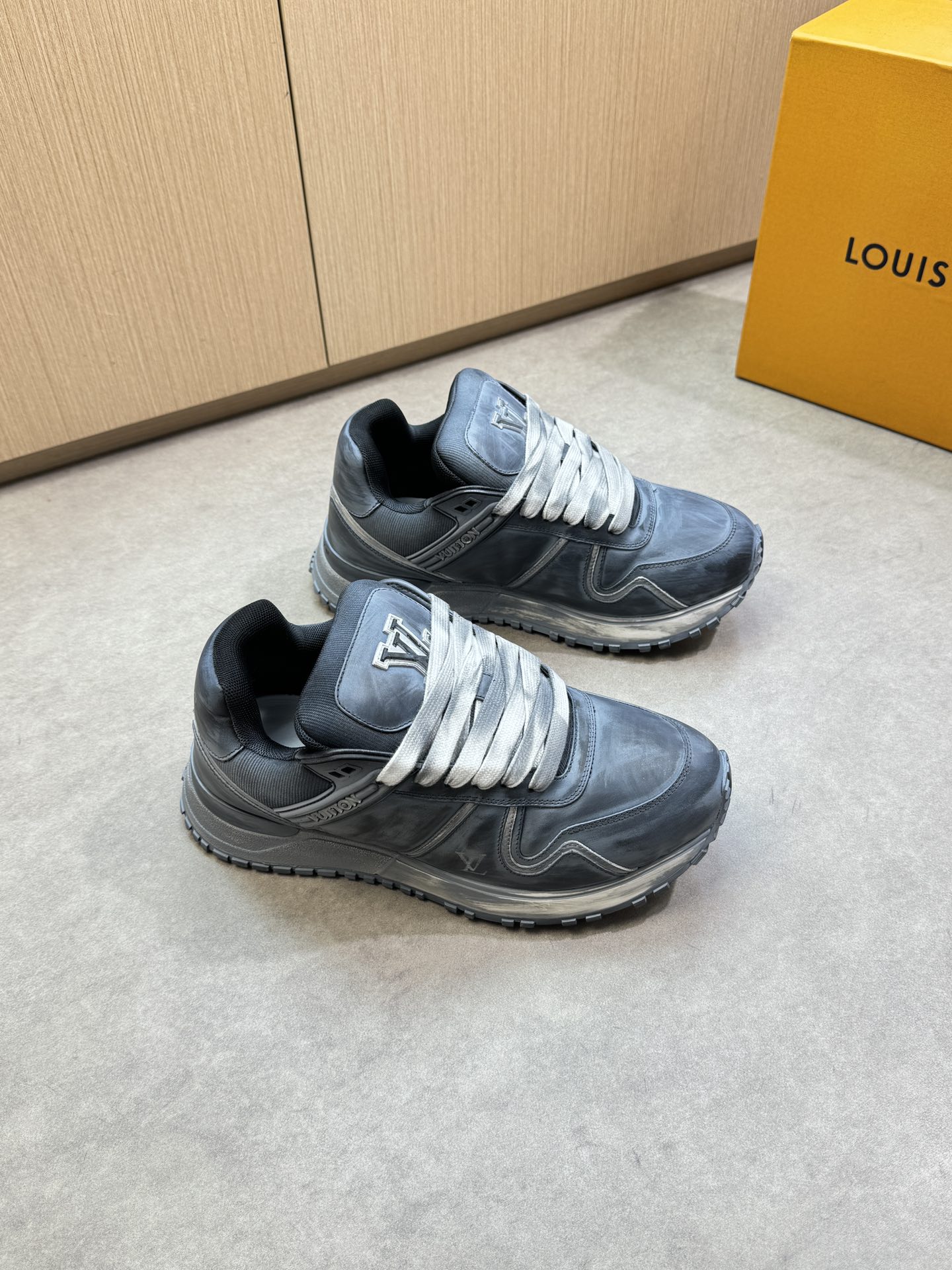 NO:353307,【Louis Vuitton】Louis Vuitton - High-end quality Original single · Casual sports shoes - Upper Napa calfskin. Color-changing and old-fashioned craftsmanship, shoe body. Shoe tongue brand plastic logo module - Neili net canvas - Outsole ultra-light TPR·rubber; Multi-color molded outsole - Ultra-high quality control · fine workmanship highlighting (high-end · nobility · grade) -Size 39-44 (38, 45, custom made)·0678,,louis vuitton,louis vuitton,sneakers,cowhide19860909【Louis Vuitton】路易威登 -高端品质 原单·休闲运动鞋 -鞋面纳帕小牛皮.改色做旧工艺、鞋身.鞋舌品牌塑胶logo模块 -内里网帆布匹 -大底超轻TPR·橡胶；多色成型大底 -超高品控·做工精细凸显(高端·贵气·档次) -Size 39-44（38,45,可订做)·0678,,louis vuitton,louis vuitton,sneakers,cowhide,Men's shoes