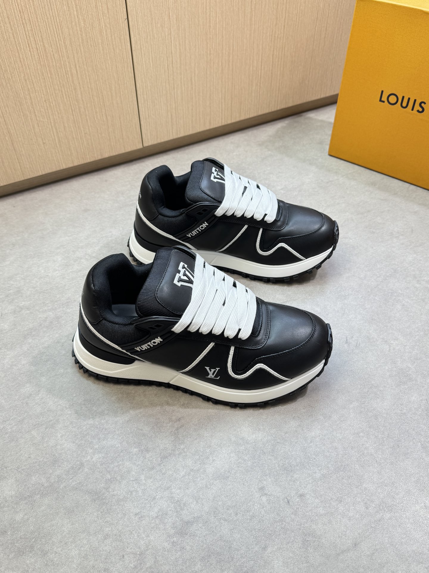 NO:353321,【Louis Vuitton】Louis Vuitton - High-end quality Original single casual sneakers - Upper Napa calfskin, shoe body. Shoe tongue brand plastic logo module - Neili net canvas - Outsole ultra-light TPR·rubber; multi-color molded outsole - Ultra-high quality control·fine workmanship highlighting (high-end, noble, grade) -Size 39-44 (38,45, custom made)·0678,,louis vuitton,louis vuitton,sneakers,cowhide19860909【Louis Vuitton】路易威登 -高端品质 原单·休闲运动鞋 -鞋面纳帕小牛皮、鞋身.鞋舌品牌塑胶logo模块 -内里网帆布匹 -大底超轻TPR·橡胶；多色成型大底 -超高品控·做工精细凸显(高端·贵气·档次) -Size 39-44（38,45,可订做)·0678,,louis vuitton,louis vuitton,sneakers,cowhide,Men's shoes