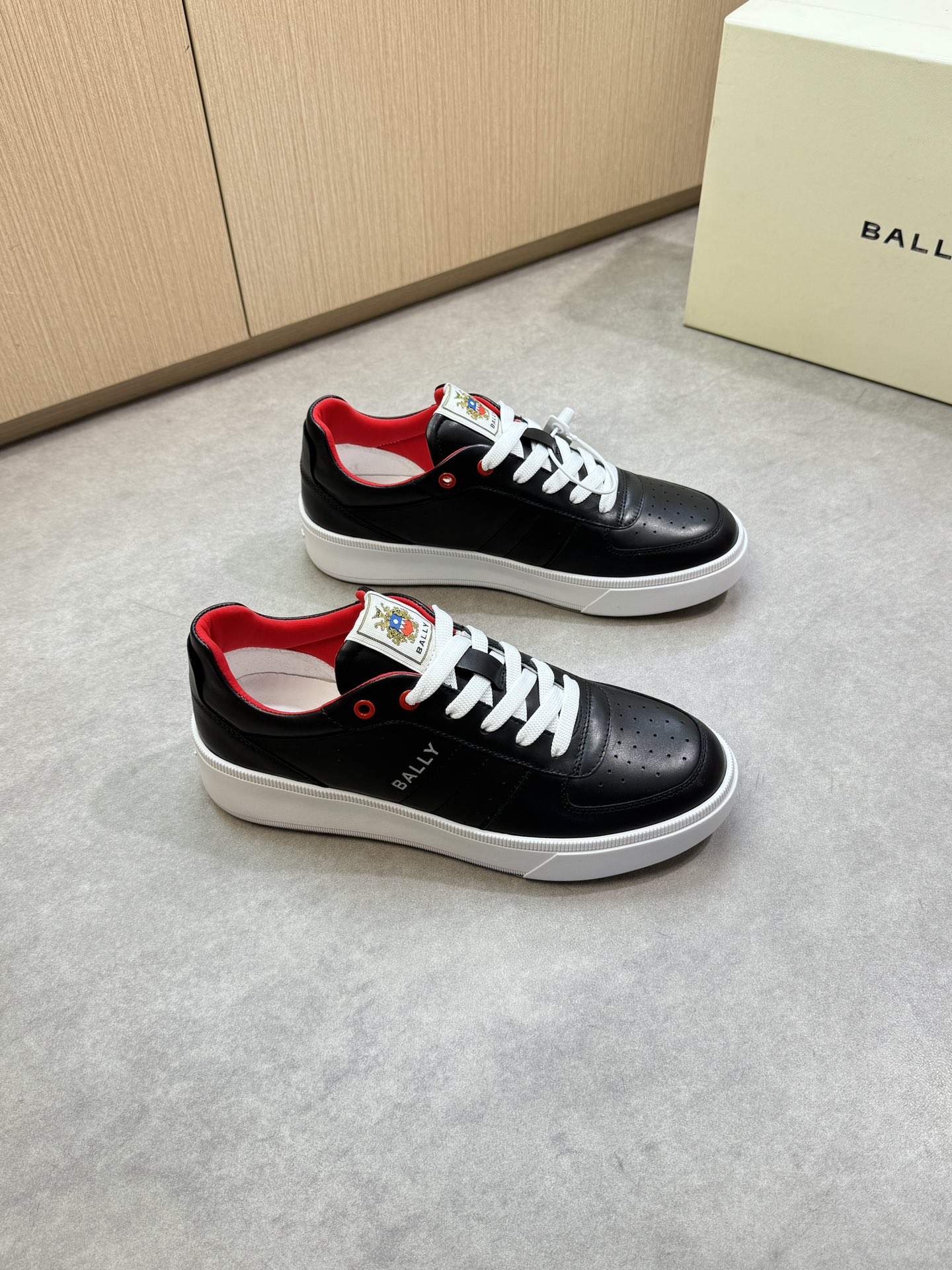 NO:353611,【BALLY】Barley - High-end quality Original single casual sports shoes - Imported upper Napa calfskin, silk-print high Zhoubo brand LOGO, tongue brand cloth, heel air compressor brand totem - inner brand elastic cloth, foot pad; water dye cowhide - ultra-light TPR·rubber; molded sole - ultra-high quality control·fine workmanship highlight (high-end, noble, grade) -Size 39-44 (38,45, custom made)·B5977,,bally,sneakers,cowhide19860909【 BALLY】巴利 -高端品质 原单·休闲运动鞋 -鞋面进口纳帕小牛皮、鞋身丝印高周波品牌LOGO、鞋舌品牌布标、后跟空压品牌图腾 -内里品牌弹力布,垫脚；水染牛皮 -大底超轻TPR·橡胶；成型大底 -超高品控·做工精细凸显(高端·贵气·档次) -Size 39-44（38,45,可订做)·B5977,,bally,sneakers,cowhide,Men's shoes