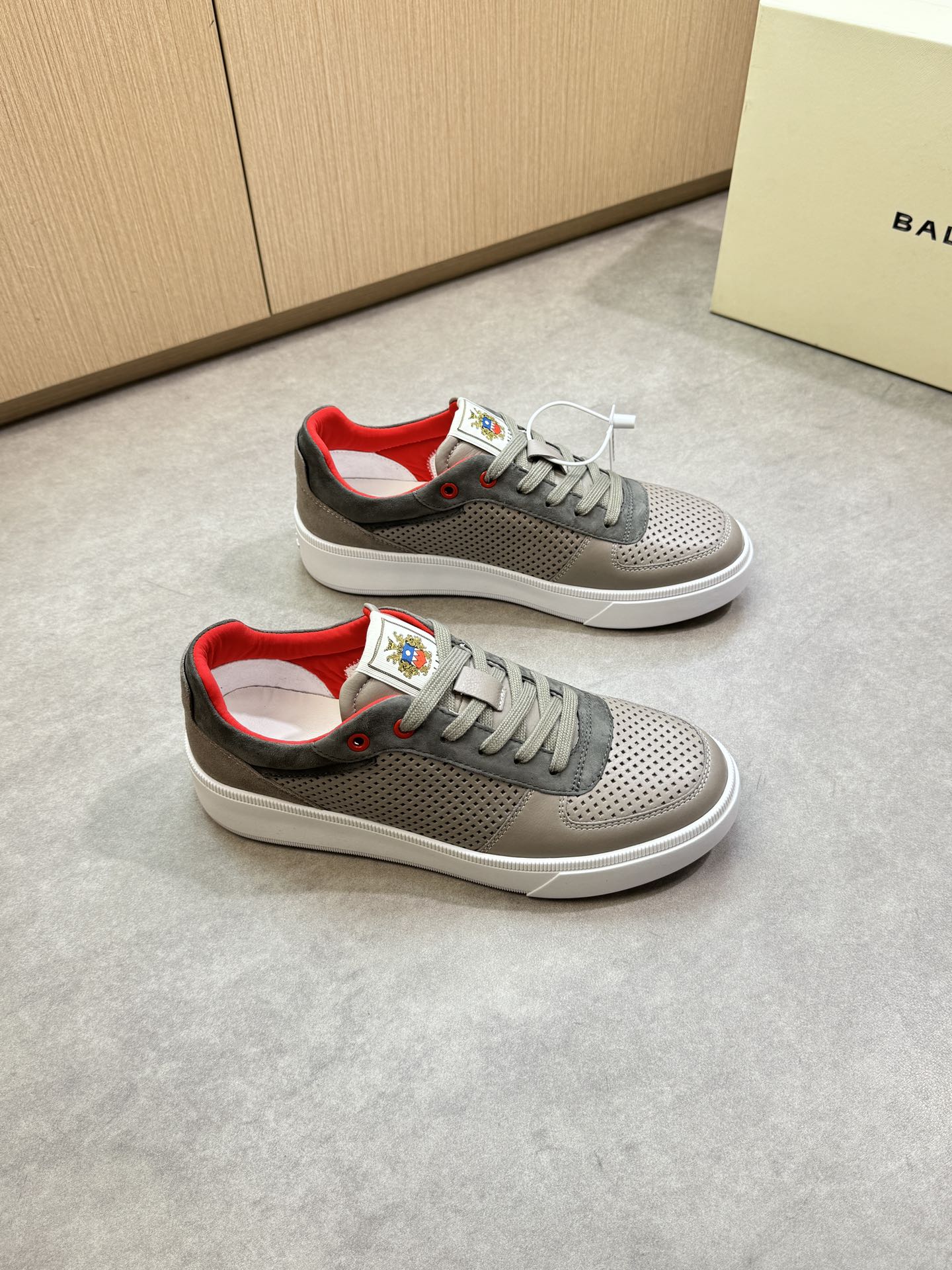 NO:353629,【BALLY】Barley - High-end quality Original single casual sports shoes - Imported upper Napa calfskin, square hole calfskin, reverse velvet calfskin, tongue brand cloth, heel air compressor brand totem - Inner brand elastic cloth, foot pad; water dye cowhide - Ultra-light TPR·rubber; molded sole - Ultra-high quality control·fine workmanship highlight (high-end, noble, grade) -Size 39-44 (38,45, custom made)·B5977,,bally,sneakers,cowhide19860909【 BALLY】巴利 -高端品质 原单·休闲运动鞋 -鞋面进口纳帕小牛皮、打方孔小牛皮、反绒小牛皮、鞋舌品牌布标、后跟空压品牌图腾 -内里品牌弹力布,垫脚；水染牛皮 -大底超轻TPR·橡胶；成型大底 -超高品控·做工精细凸显(高端·贵气·档次) -Size 39-44（38,45,可订做)·B5977,,bally,sneakers,cowhide,Men's shoes