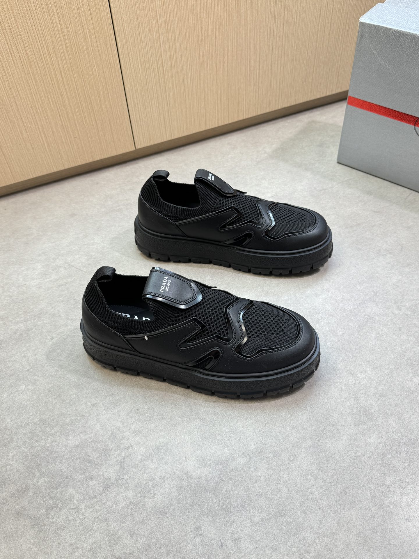 NO:353645,【PRADA】Prada - High-end quality Original single casual sports shoes - Upper Napa calfskin, brand totem fly knit (knitted) cloth, shoe tongue silk screen brand LOGO - Inner water dyed cowhide - Outsole ultra-light TPU·foam; molded outsole - Ultra-high quality control · fine workmanship highlighted (high-end, noble, grade) -Size 38-44 (45, custom made)·P,,prada,prada,sneakers,cowhide19860909【 PRADA】普拉达 -高端品质 原单·休闲运动鞋 -鞋面纳帕小牛皮、品牌图腾飞织(针织)布匹、鞋舌丝印品牌LOGO -内里水染牛皮 -大底超轻TPU·发泡; 成型大底 -超高品控·做工精细凸显(高端·贵气·档次) -Size 38-44（45,可订做)·P,,prada,prada,sneakers,cowhide,Men's shoes