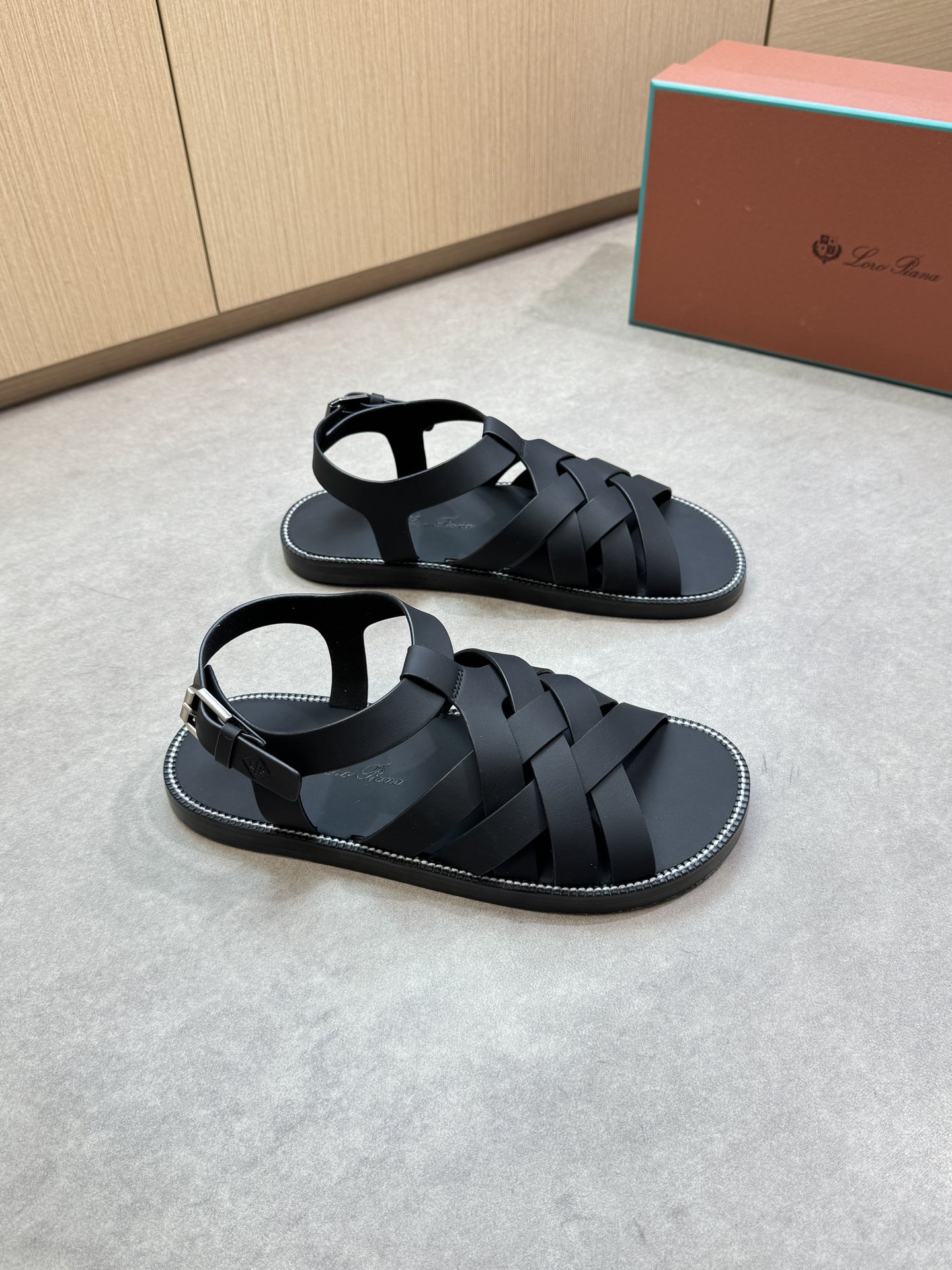 NO:353658,【Loro piano】LP Nouo Piana - High-end quality Original single casual classic sandals - Imported upper full grain Napa calfskin arrangement technology, brand metal fasteners, footpressure air compressor brand logo - Inner footbed; Napa calfskin - Outsole water-packing table·rubber; Combined molding leather outsole - Ultra-high quality control·fine workmanship highlighting (high-end, noble, grade) -Size suggestions; (slippers are taken in one size) 39-44 (38, 45, 46, can be customized)·0156,,loro piano,loro piano,slippers,cowhide,Leather soles19860909【Loro piana】LP诺悠翩雅  -高端品质 原单·休闲经典凉拖鞋 -鞋面进口全粒面纳帕小牛皮编排工艺、品牌金属扣件、垫脚空压品牌logo -内里垫脚；纳帕小牛皮 -大底包水台·橡胶；组合成型真皮大底 -超高品控·做工精细凸显(高端·贵气·档次) -Size 建议;(拖鞋往大拍一码)39-44（38,45,46,可订做)·0156,,loro piana,loro piana,slippers,cowhide,Leather soles,Men's shoes