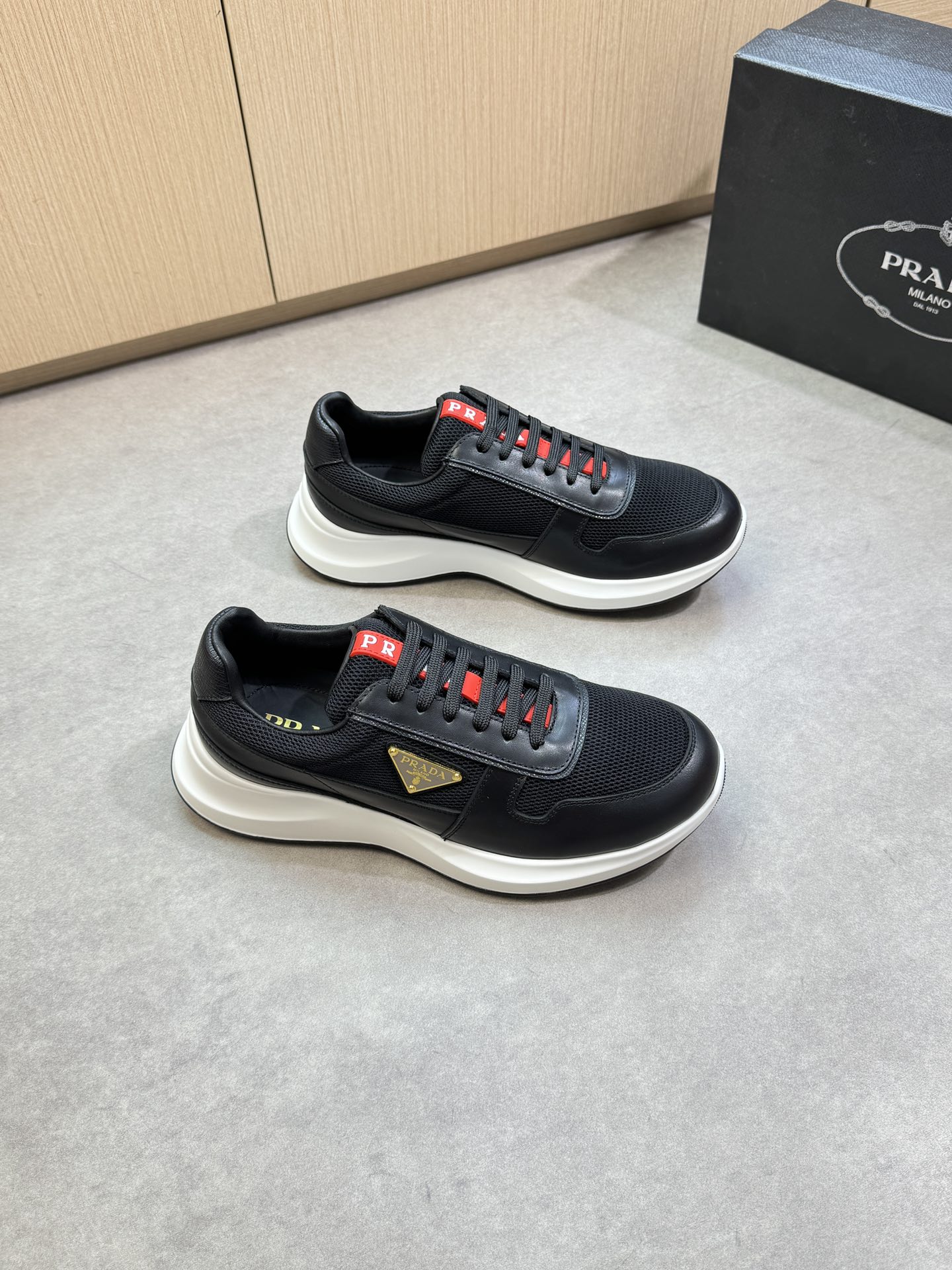 NO:354333,【PRADA】Prada - High-end quality Original single · Casual sports shoes - Imported Napa calfskin on the upper, brand high mercerized hollow mesh canvas, shoe body sewing brand metal fastener, shoe tongue sewing brand plastic logo - Inner water dyed cowhide - Outsole ultra-light TPU foaming·rubber; two-color molded outsole - Ultra-high quality control·fine workmanship highlighted (high-end, noble, grade) -Size 38-44 (45, custom made)·0372,,prada,prada,sneakers,cowhide19860909【PRADA】普拉达 -高端品质 原单·休闲运动鞋 -鞋面进口纳帕小牛皮、品牌高丝光镂空网帆布、鞋身车缝品牌金属扣件、鞋舌车缝品牌塑胶logo -内里水染牛皮 -大底超轻TPU发泡·橡胶；双色成型大底 -超高品控·做工精细凸显(高端·贵气·档次) -Size 38-44（45,可订做)·0372,,prada,prada,sneakers,cowhide,Men's shoes