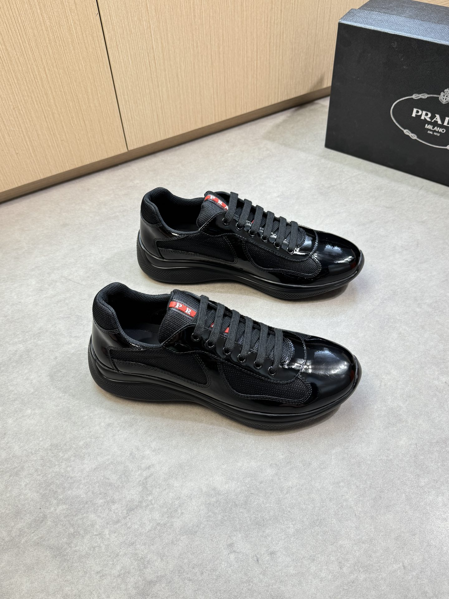 NO:354350,【PRADA】Prada - High-end quality Original single casual sneakers - Imported painted calfskin on the upper, brand high mercerized canvas, tongue sewing brand plastic logo - Neil brand canvas, foot pads; water dyed cowhide - Ultra-light TPR·rubber; Two-color molded sole - Ultra-high quality control·fine workmanship highlighting (high-end, noble, grade) -Size 39-44 (38, 45, 46, 47, custom made)·0039,,prada,prada,sneakers,cowhide19860909【PRADA】普拉达 -高端品质 原单·休闲运动鞋 -鞋面进口漆面小牛皮、品牌高丝光帆布、鞋舌车缝品牌塑胶logo -内里品牌帆布,垫脚；水染牛皮 -大底超轻TPR·橡胶；双色成型大底 -超高品控·做工精细凸显(高端·贵气·档次) -Size 39-44（38,45,46,47,可订做)·0039,,prada,prada,sneakers,cowhide,Men's shoes