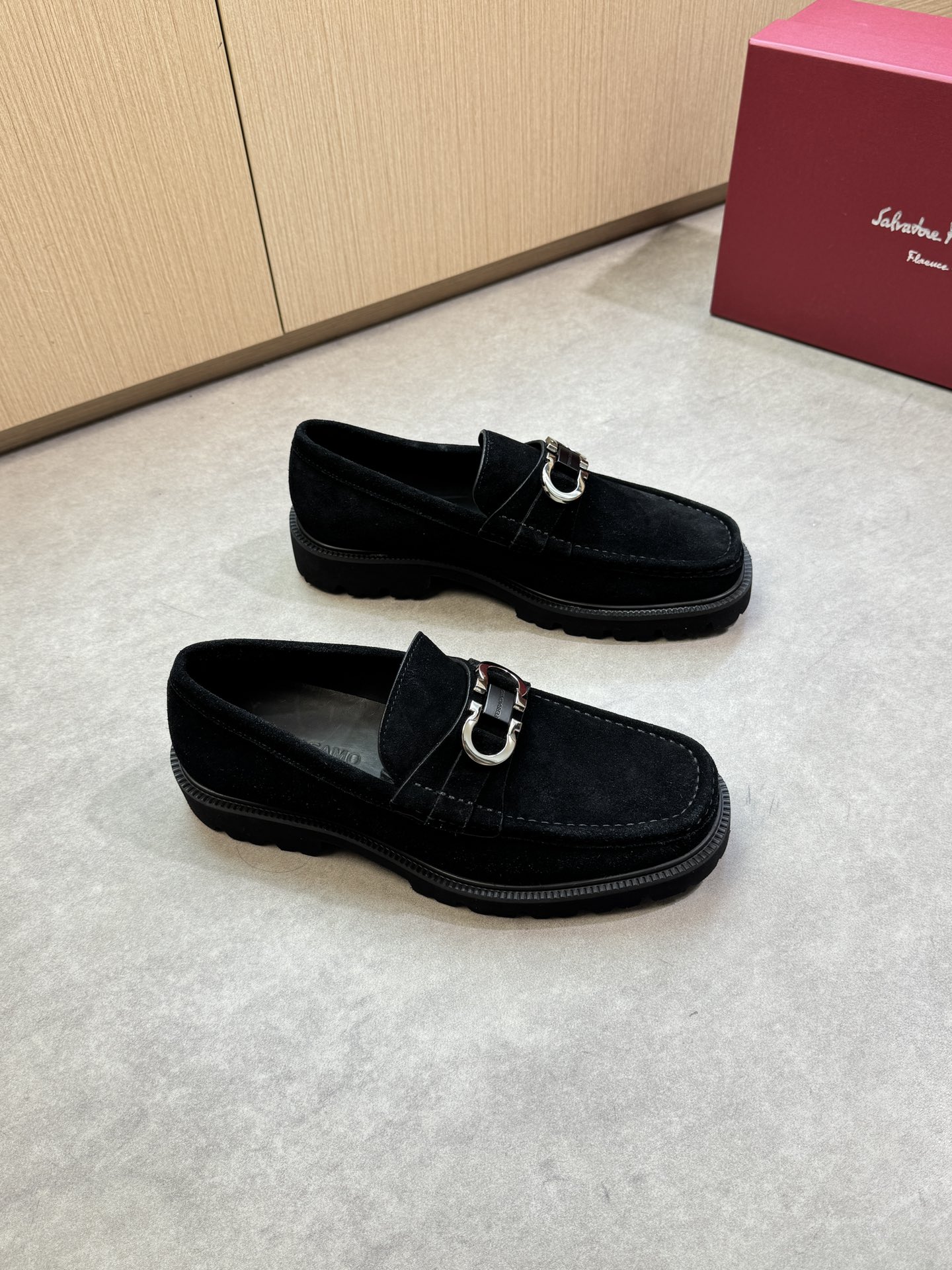 NO:354368,【Ferragamo】Ferragamo - High-end quality Original single · formal leather shoes - Upper back-fleece calfskin, brand metal fastener horizontal decoration, shoe Dan hand-stitched string sewing mark thread - Inner water dyed cowhide - Outsole ultra-light TPU foaming·rubber; Combined molding outsole - Ultra-high quality control·fine workmanship highlighting (high-end, noble, grade) -Size 38-44 (45 can be customized)·0185,,ferragamo,ferragamo,cowhide19860909【 Ferragamo】菲拉格慕 -高端品质 原单·正装皮鞋 -鞋面反绒小牛皮、品牌金属扣件横担装饰、鞋丹手工串缝马克线 -内里水染牛皮 -大底超轻TPU发泡·橡胶；组合成型大底 -超高品控·做工精细凸显(高端·贵气·档次) -Size 38-44（45可订做)·0185,,ferragamo,ferragamo,cowhide,Men's shoes