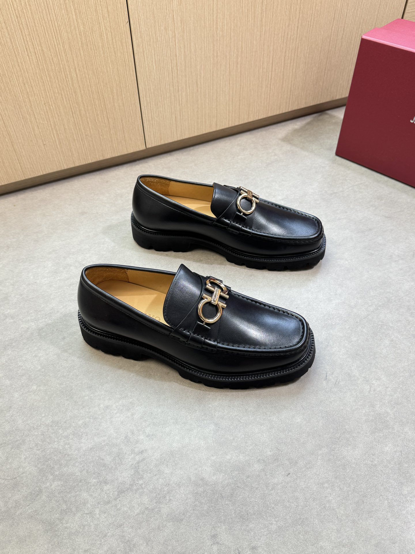 NO:354234,【Ferragamo】Ferragamo - High-end quality Original single · formal leather shoes - Upper Napa calfskin, brand metal fastener cross-decoration, shoe Dan hand-stitched string sewing mark thread - Inner water dyed cowhide - Outsole ultralight TPU foaming·rubber; Combined molding outsole - Ultra-high quality control·fine workmanship highlighting (high-end, noble, grade) -Size 38-44 (45 can be customized)·0185,,ferragamo,ferragamo,cowhide19860909【 Ferragamo】菲拉格慕 -高端品质 原单·正装皮鞋 -鞋面纳帕小牛皮、品牌金属扣件横担装饰、鞋丹手工串缝马克线 -内里水染牛皮 -大底超轻TPU发泡·橡胶；组合成型大底 -超高品控·做工精细凸显(高端·贵气·档次) -Size 38-44（45可订做)·0185,,ferragamo,ferragamo,cowhide,Men's shoes