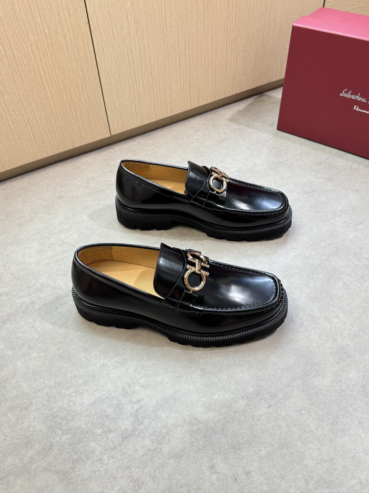 NO:354248,【Ferragamo】Ferragamo - High-end quality Original single · formal leather shoes - Upper open-edged beaded calfskin, brand metal fastener horizontal decoration, shoe Dan hand-stitched mark thread - Inner water dyed cowhide - Outsole ultra-light TPU foaming·rubber; Combined molding outsole - Ultra-high quality control·fine workmanship highlighting (high-end, noble, grade) -Size 38-44 (45 can be customized)·0185,,ferragamo,ferragamo,cowhide19860909【 Ferragamo】菲拉格慕 -高端品质 原单·正装皮鞋 -鞋面开边珠小牛皮、品牌金属扣件横担装饰、鞋丹手工串缝马克线 -内里水染牛皮 -大底超轻TPU发泡·橡胶；组合成型大底 -超高品控·做工精细凸显(高端·贵气·档次) -Size 38-44（45可订做)·0185,,ferragamo,ferragamo,cowhide,Men's shoes
