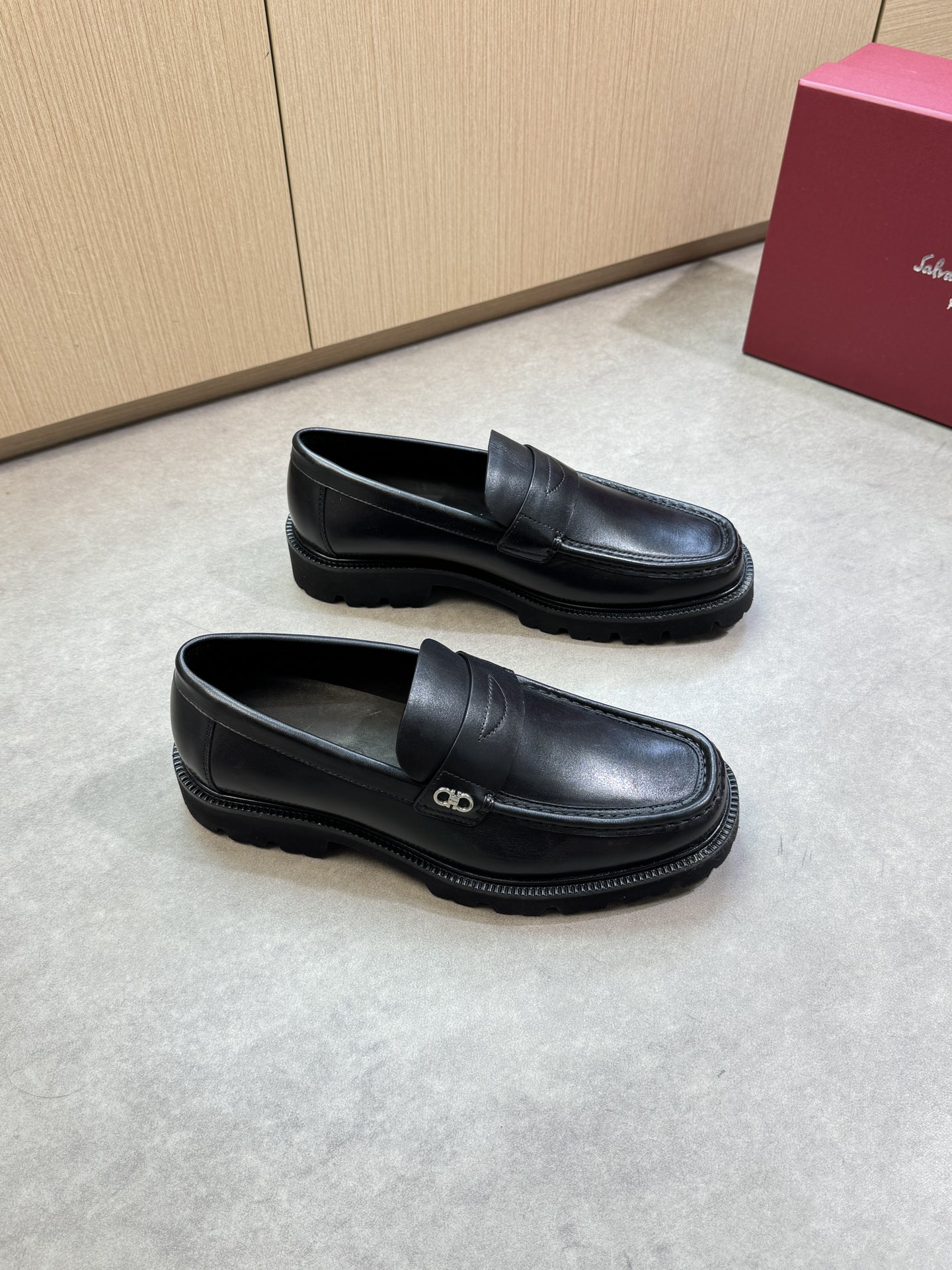 NO:354261,【Ferragamo】Ferragamo - High-end quality Original single · formal leather shoes - Upper Napa calfskin, brand metal fastener cross-decoration, shoe Dan hand-stitched string sewing mark thread - Inner water dyed cowhide - Outsole ultralight TPU foaming·rubber; Combined molding outsole - Ultra-high quality control·fine workmanship highlighting (high-end, noble, grade) -Size 38-44 (45 can be customized)·0185,,ferragamo,ferragamo,cowhide19860909【 Ferragamo】菲拉格慕 -高端品质 原单·正装皮鞋 -鞋面纳帕小牛皮、品牌金属扣件横担装饰、鞋丹手工串缝马克线 -内里水染牛皮 -大底超轻TPU发泡·橡胶；组合成型大底 -超高品控·做工精细凸显(高端·贵气·档次) -Size 38-44（45可订做)·0185,,ferragamo,ferragamo,cowhide,Men's shoes